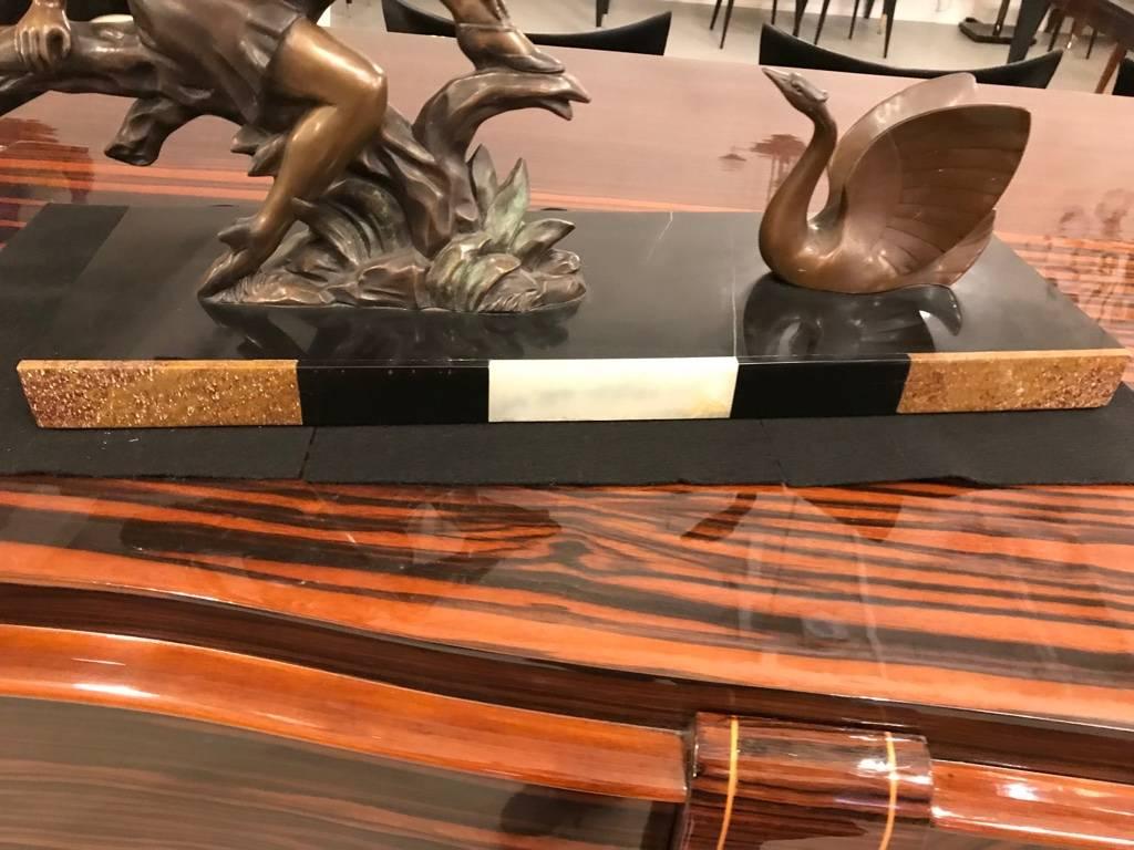 Scultura in bronzo Art Deco di una ragazza con cigno su base di marmo in vendita 4