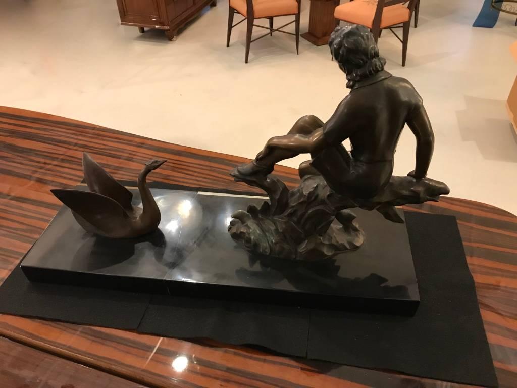 Scultura in bronzo Art Deco di una ragazza con cigno su base di marmo in vendita 1