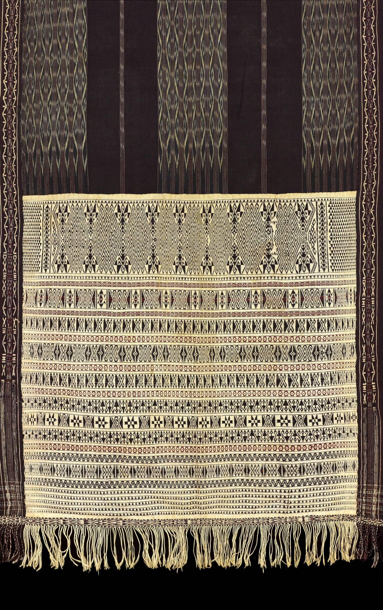 1950s-1960s ulos ragidup, ceremonial shoulder cloth, three-piece cotton with supplementary weft patterned ends. Batak people, Lake Toba, North Sumatra, Indonesia.
Measure: 94 x 197 cm.