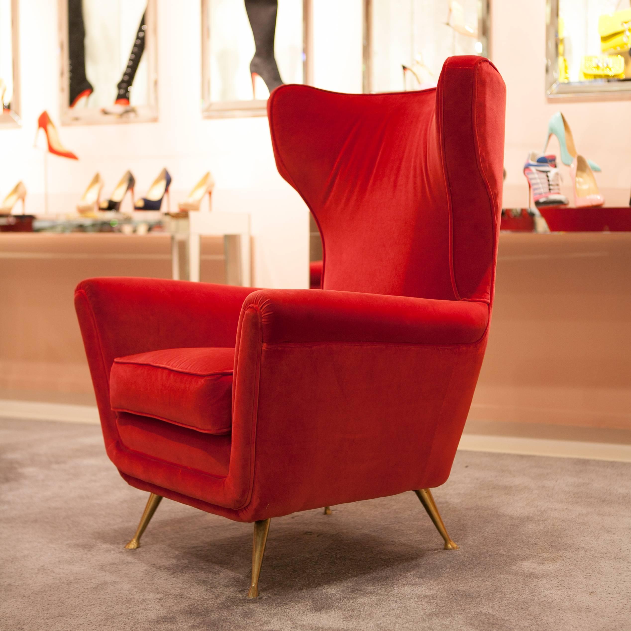 Got a crush on red? Then these lipstick red lounge chairs are exactly what you need.
Give your home a colorful boost with this set made of luxurious velvet. Tiny golden legs add the final touch to the elegant appearance.
So, take a seat and revive