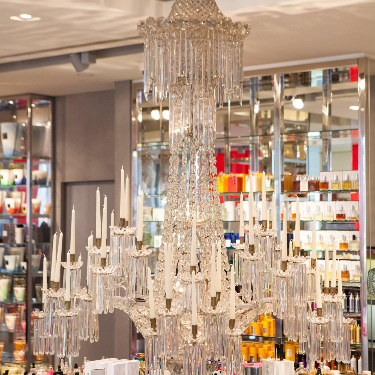 You are looking for something unique, something no one else has ? Then we’ve got a truly stunning rarity for you.
The huge chandelier wows with its size – hundreds of fine baccarat crystals capture the light and create a gorgeous glow. It is