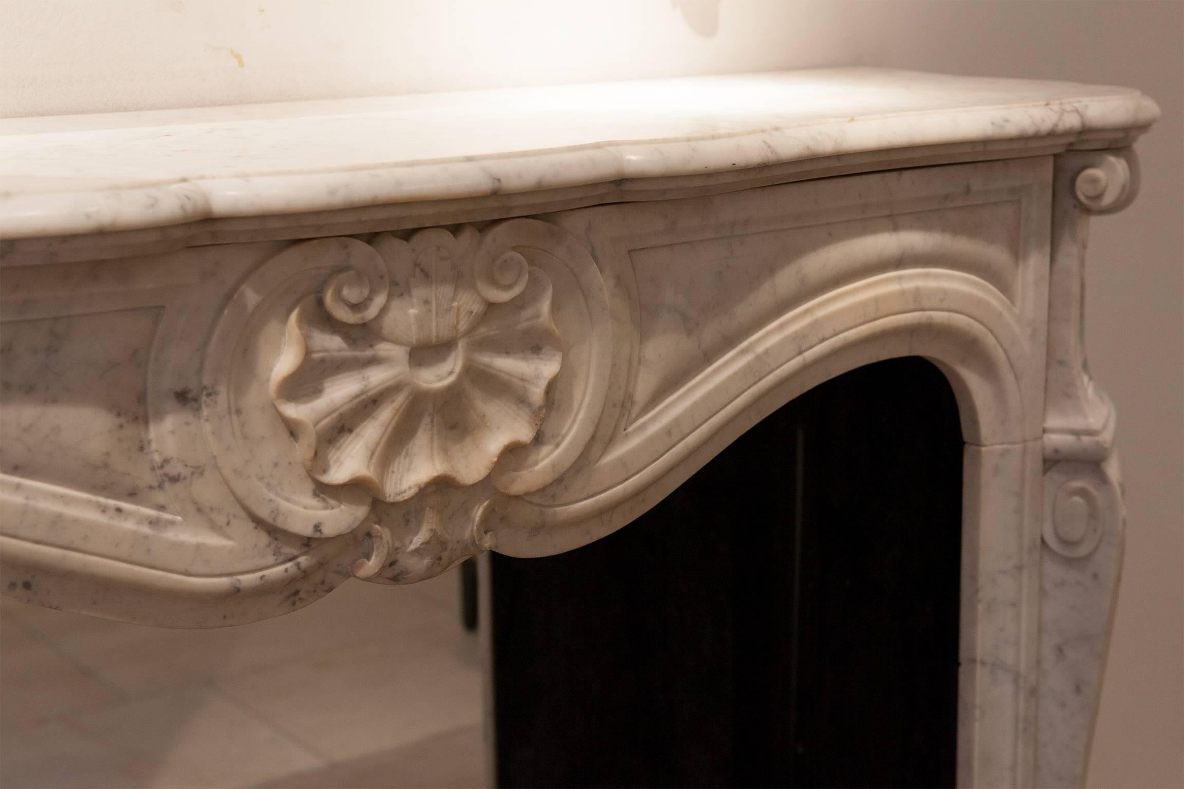 19th Century Louis XV Marble Fireplace Mantle in White, Gray In Good Condition For Sale In Cologne, DE