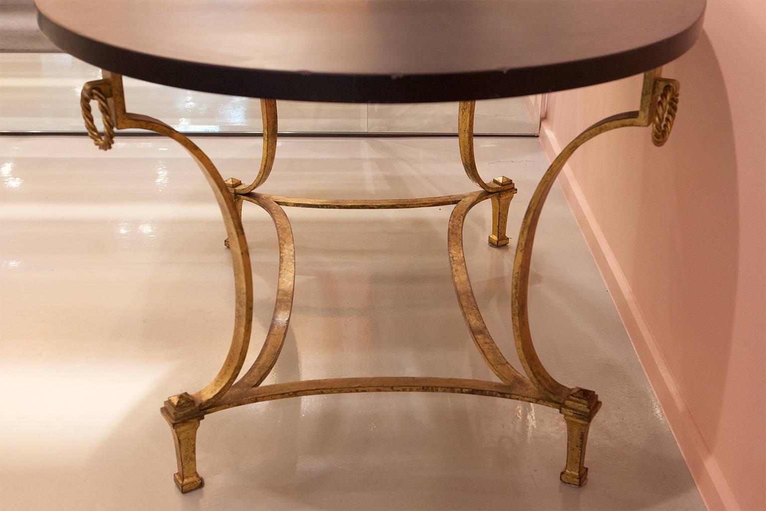 Neoclassical Oval French Coffee Table by Maison Ramsey in Slade, Gold Plating In Excellent Condition For Sale In Cologne, DE
