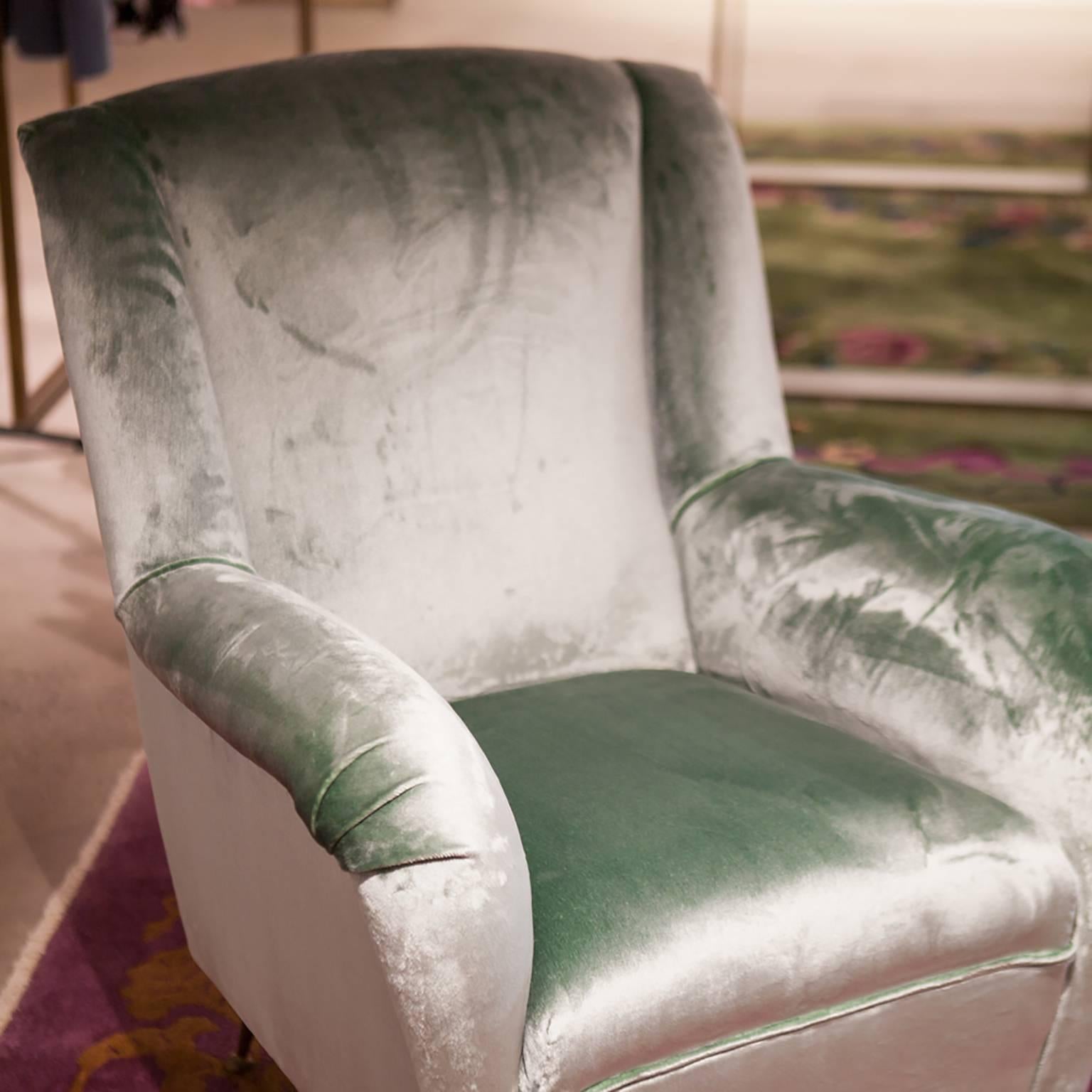 Take a seat on these stunning Italian beauties. 
As set or individually – the fancy Chairs can be easily integrated into every style and lend your room a touch of luxury.
The sumptuous velvet upholstery makes these vintage treasures to a Fine and