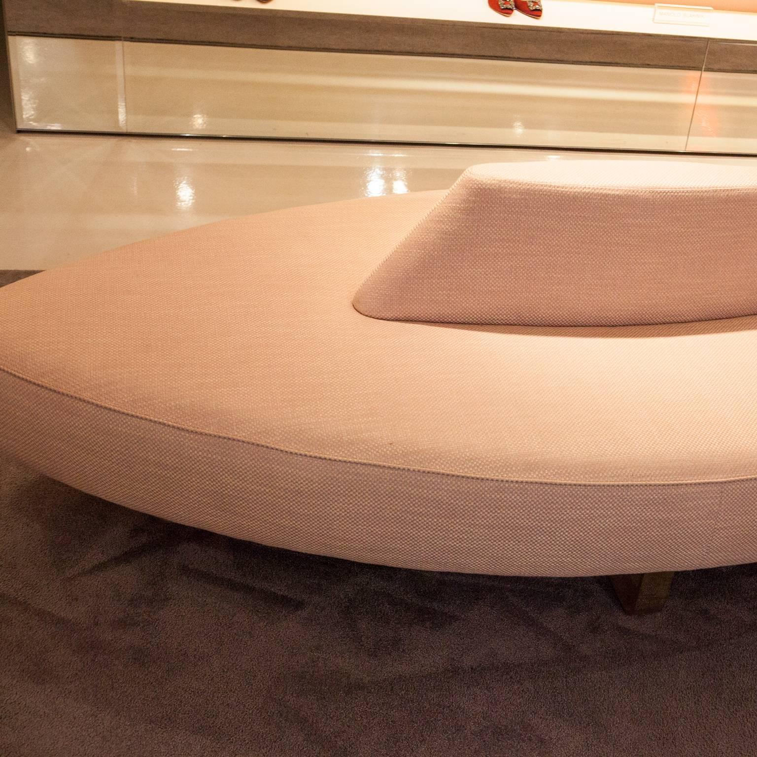 A crush on blush: Not only its dimensions, but also the extraordinary shape and soft color make this piece a true eyecatcher. The seating island, with its cover being made of beautiful rose-colored coarse linen by Dominique Kieffer, works perfectly