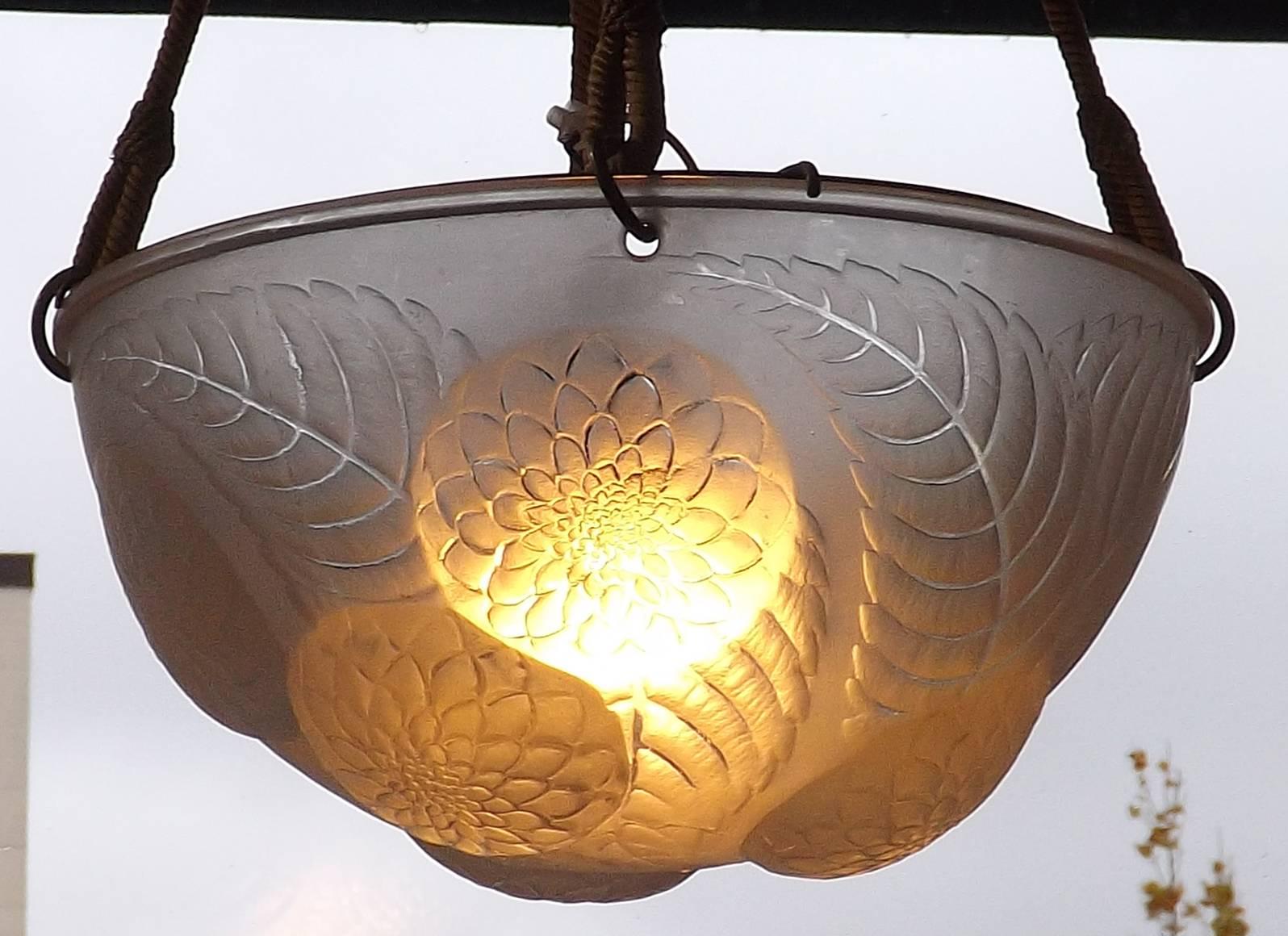 Français Lustre 'Dahlias' signé par Rene His, circa 1930 en vente