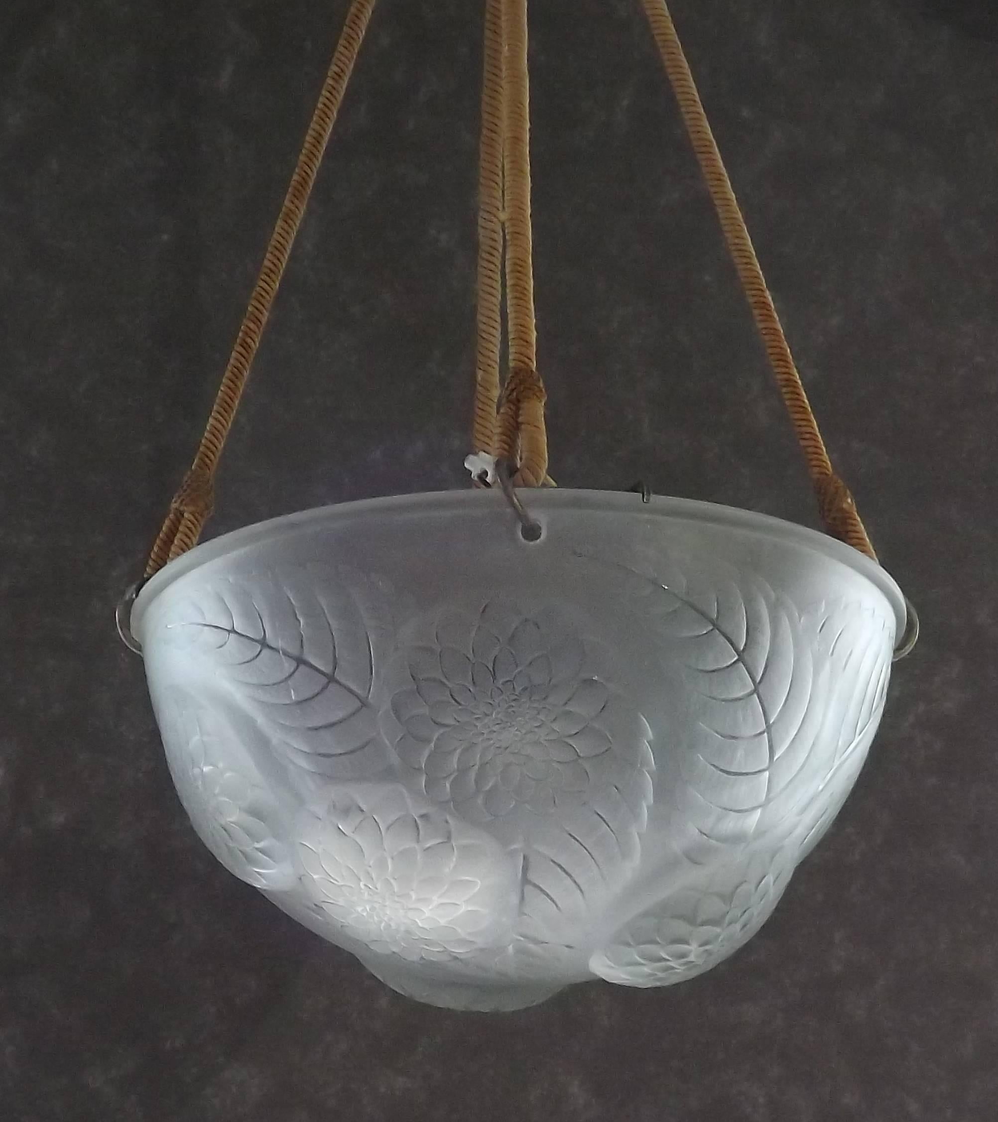 Très belle lampe de René Lalique, 'Dahlias'. Signé à l'intérieur 'R. Lalique