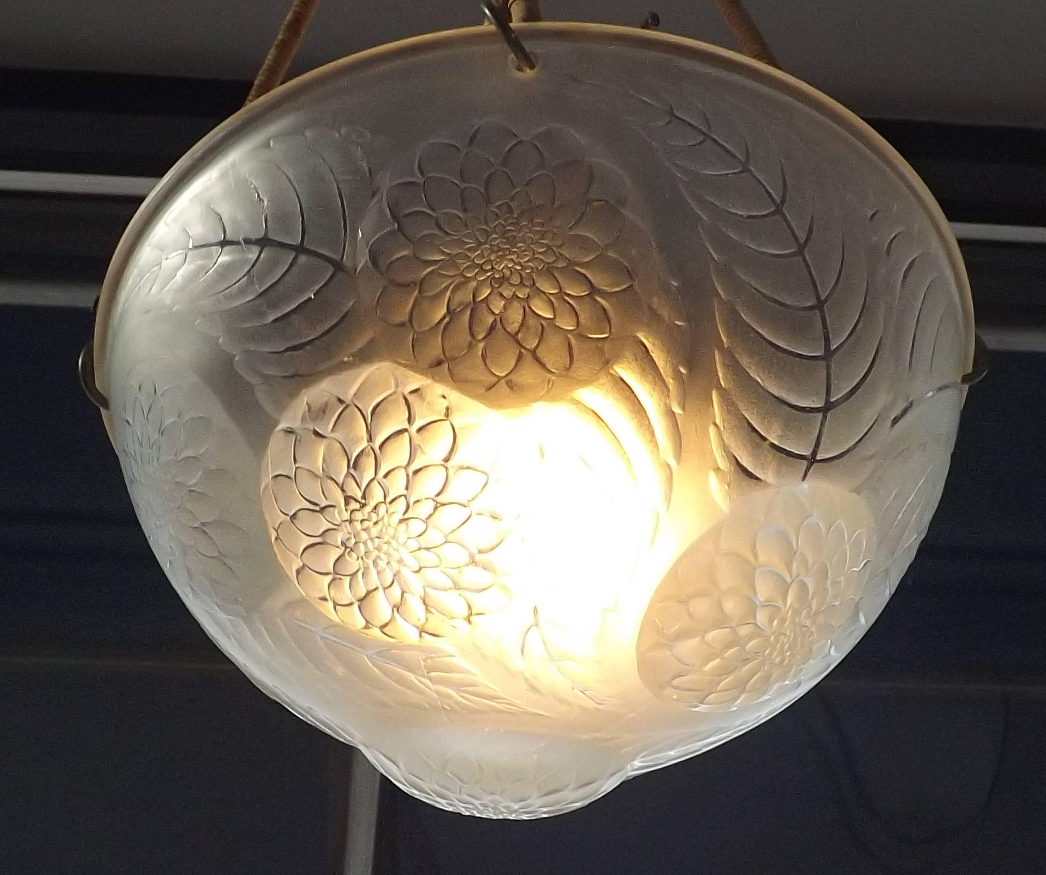Pressé Lustre 'Dahlias' signé par Rene His, circa 1930 en vente