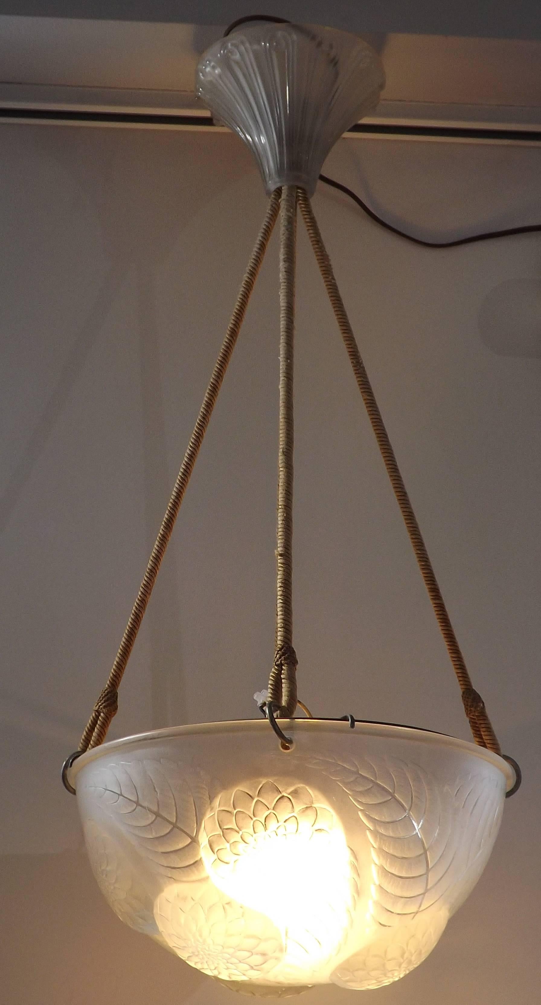 Lustre 'Dahlias' signé par Rene His, circa 1930 Excellent état - En vente à Charlevoix, MI