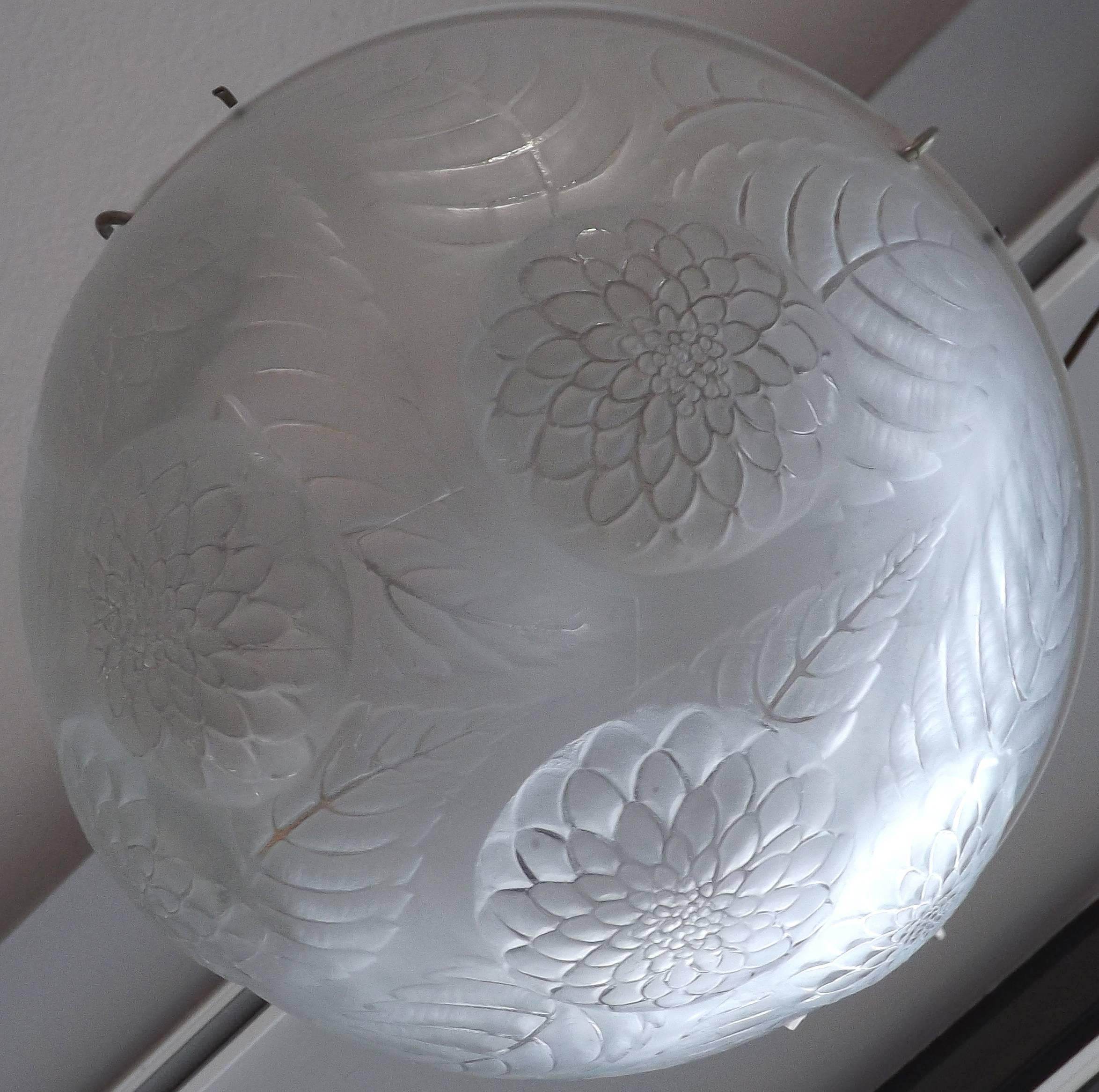 20ième siècle Lustre 'Dahlias' signé par Rene His, circa 1930 en vente