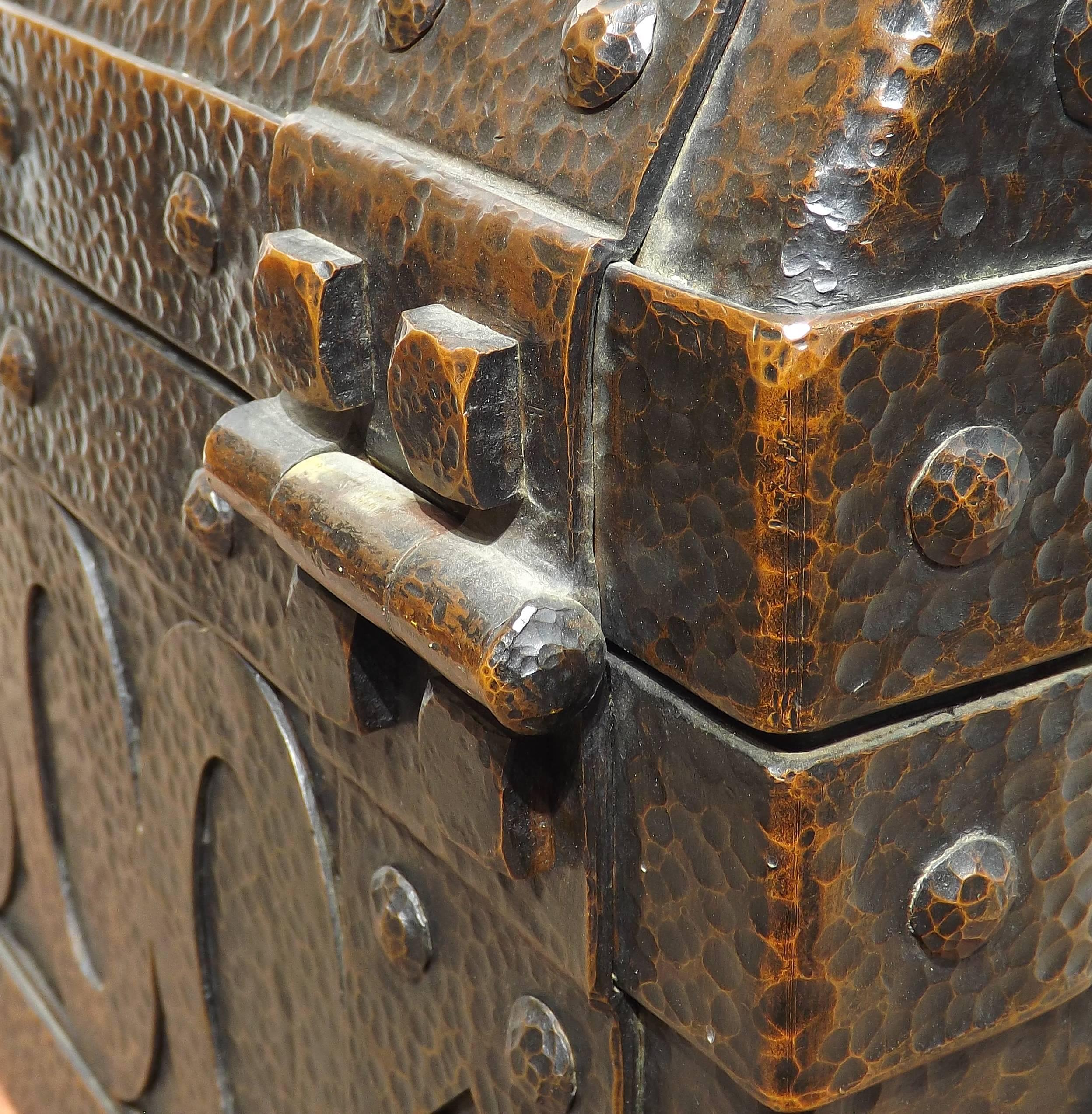 19th Century Arts and Crafts Patinated Hammered Copper Chest or Strongbox For Sale 4