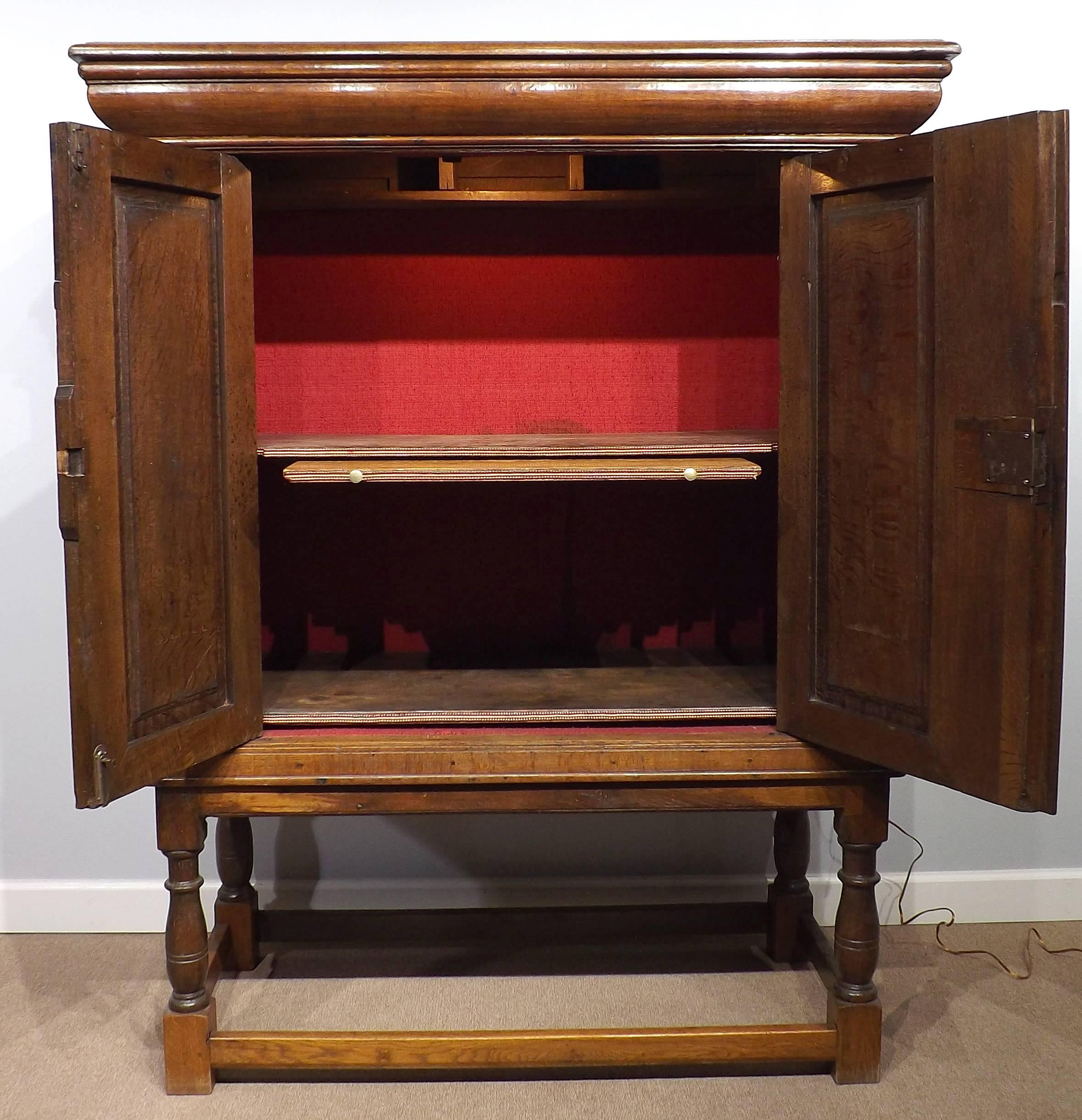 A handsome cabinet dating from the Dutch golden age of the 16th century. Quarter sawn oak construction and in two pieces, the bottom footing has had some light refurbishment to keep the originality of the item. Later updates include interior