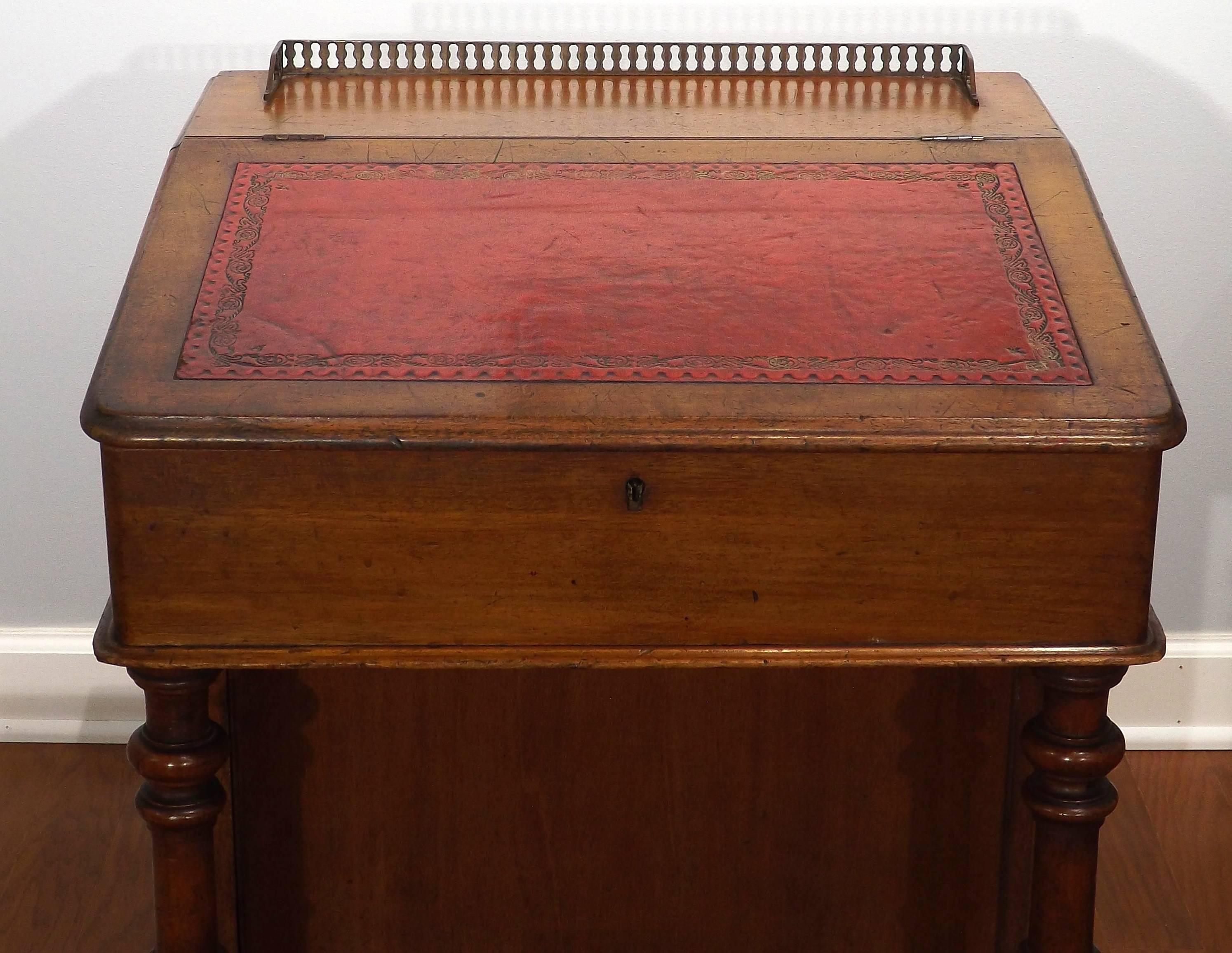 Victorian Era English Walnut Davenport Writing Desk, circa 1870 In Good Condition For Sale In Charlevoix, MI