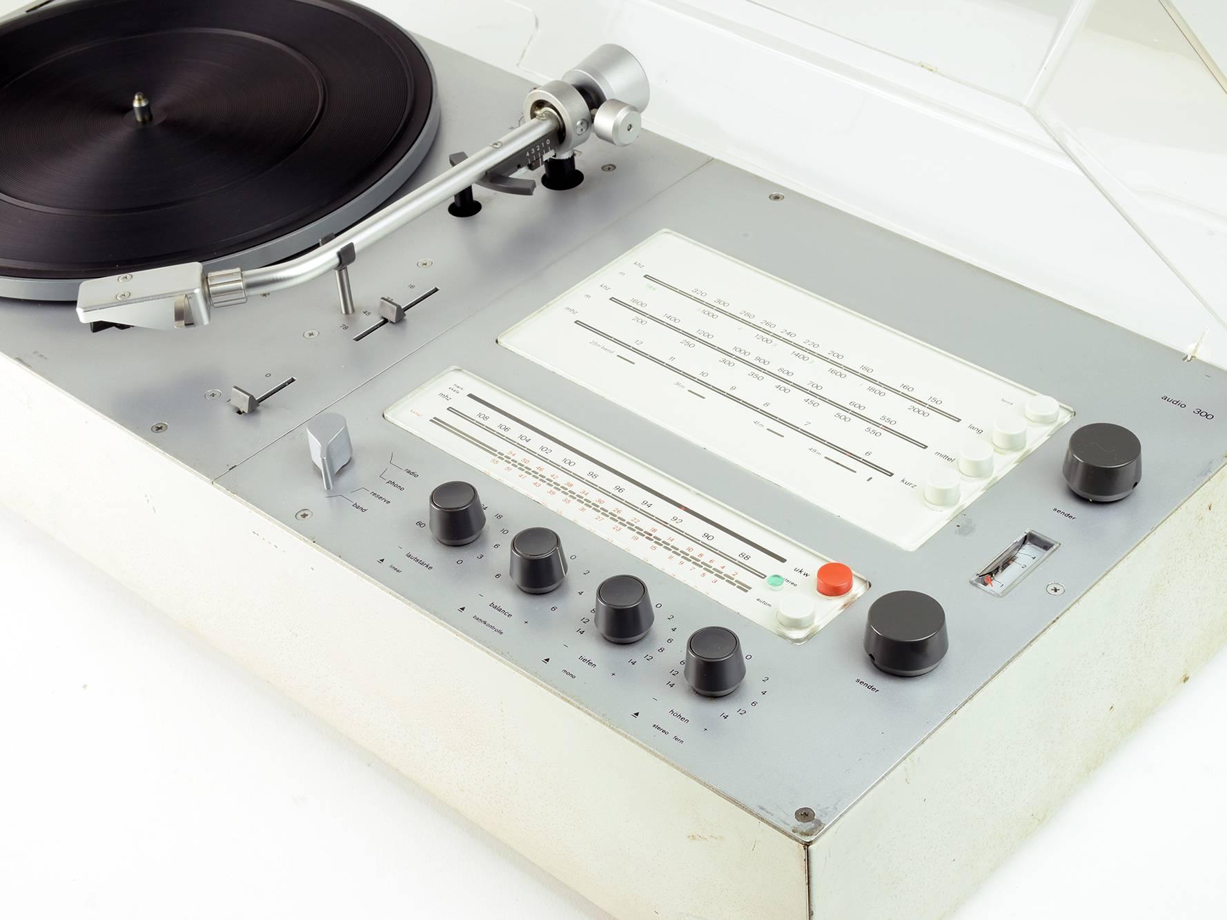 Dieter Rams Audio 300 Hi-fi system, Braun 1969. Incl, i-Pod/phone Lead Connector 1