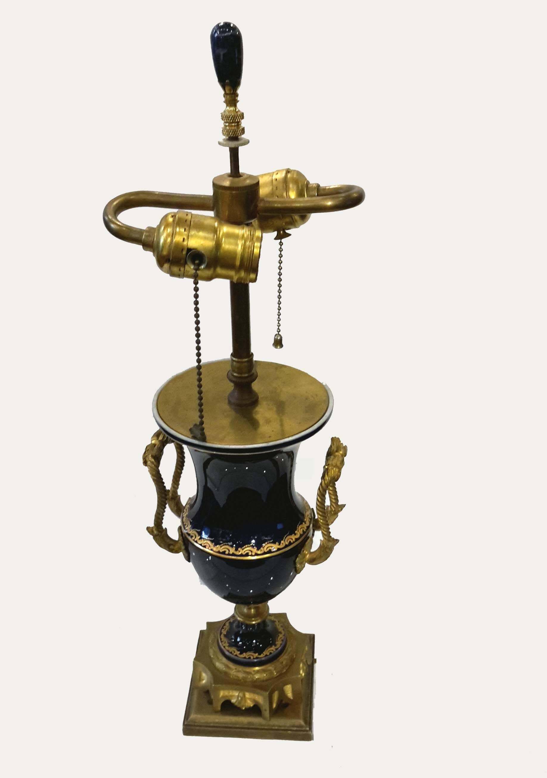 Great quality with Louis XVI coat of arm in raised gold, 19th century This lamp is in good working condition, and has a lapis finial.