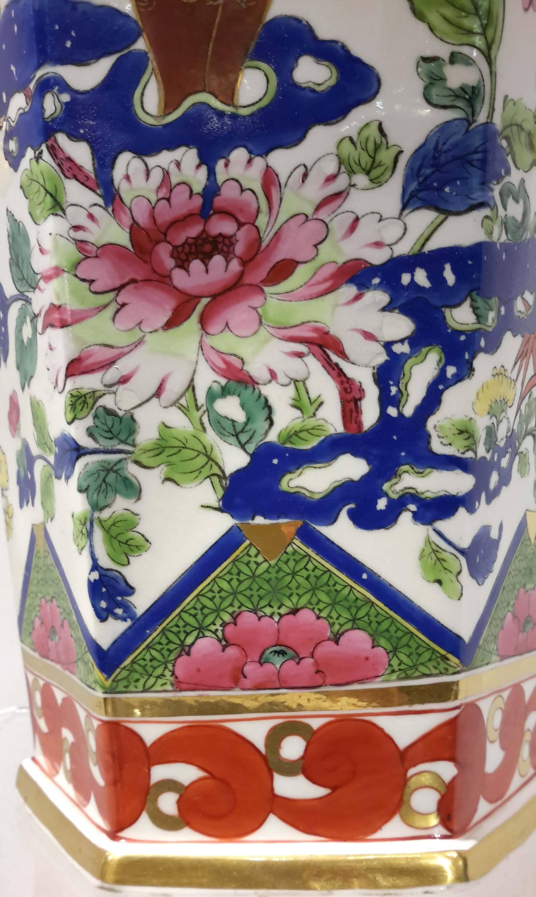 Early 19th Century Chamberlain Worcester Chinoiserie Pattern Porcelain Vase and Cover, circa 1800 For Sale