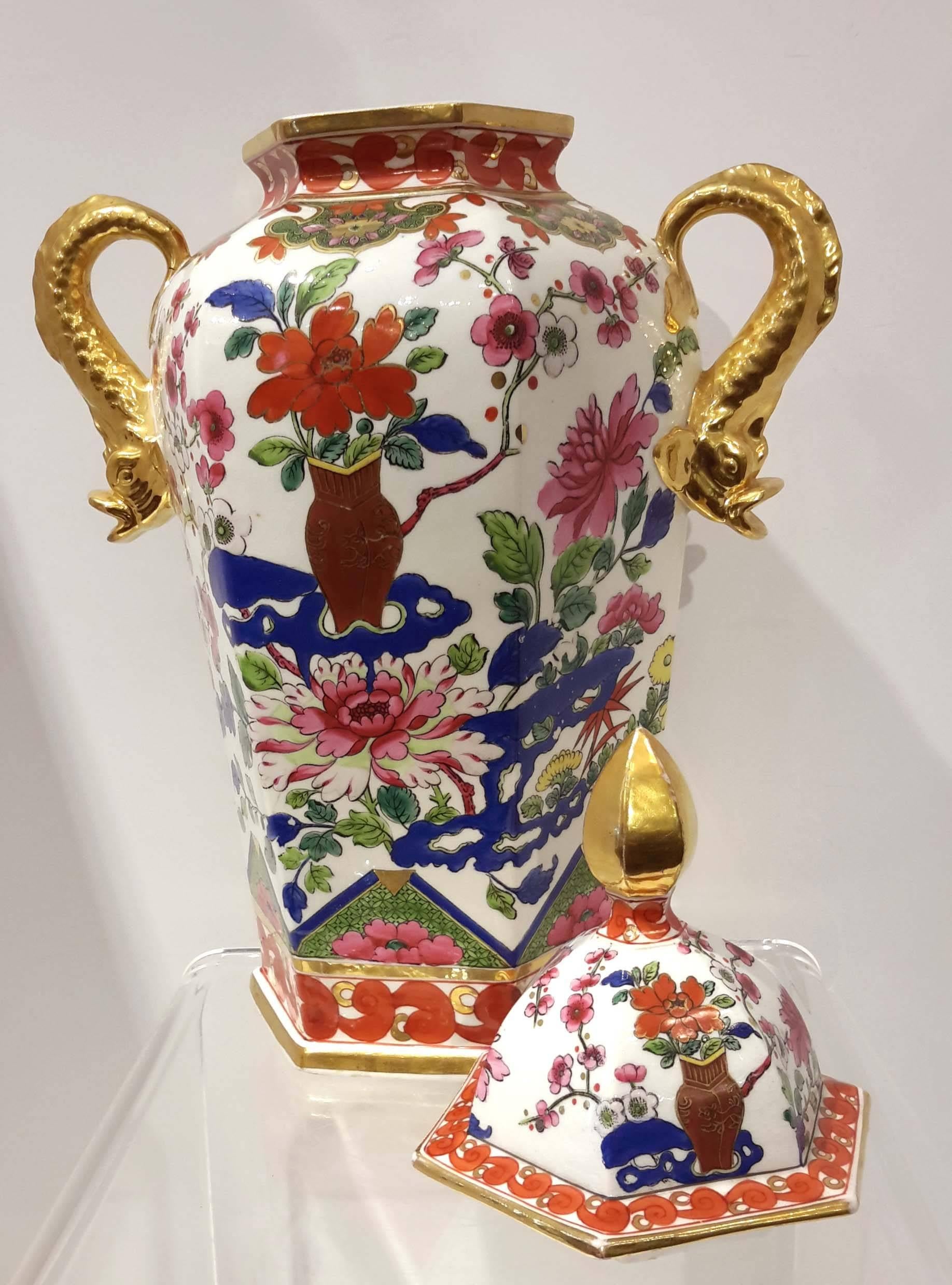 English Chamberlain Worcester Chinoiserie Pattern Porcelain Vase and Cover, circa 1800 For Sale