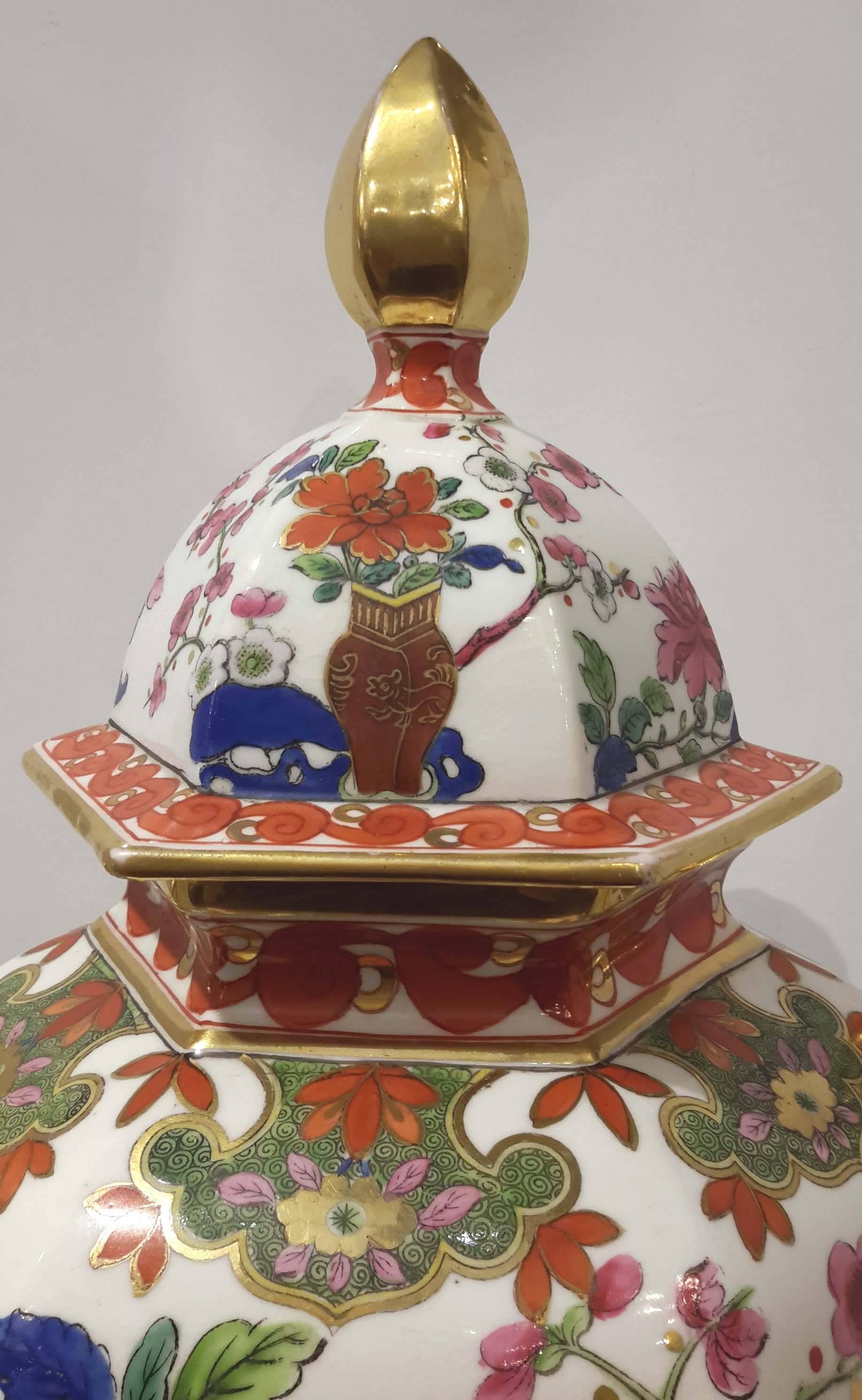 Chamberlain Worcester Chinoiserie Pattern Porcelain Vase and Cover, circa 1800 In Good Condition For Sale In New York, NY