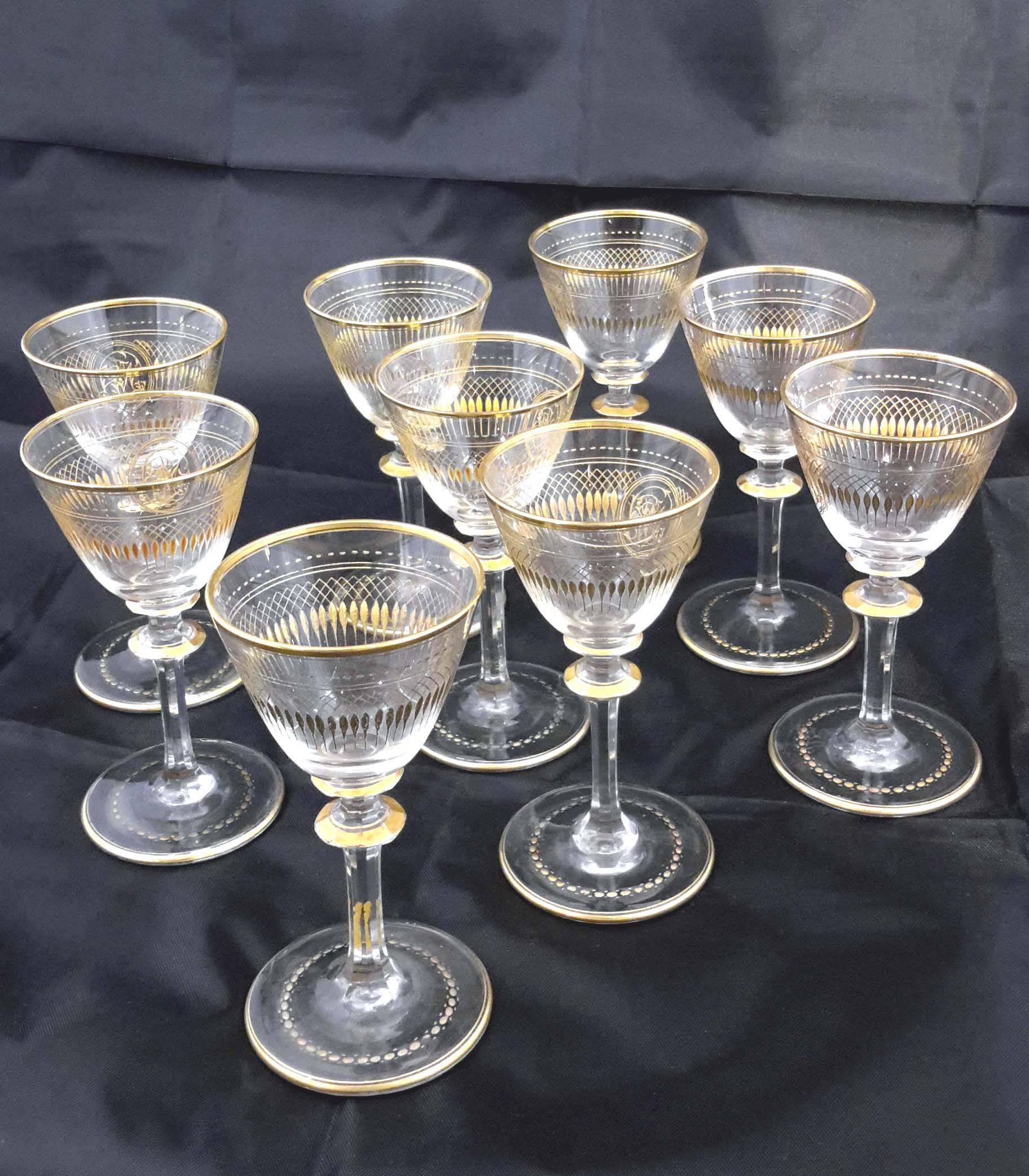 One larger glass with a small chip on the outer rim, see photo.
Nine pieces small: High 4 inches, wide 2 inches
Six pieces medium: High 4 1/2 inches, wide 2 7/8 inches
Four pieces large: High 4 3/4 inches, wide 3 3/4 inches.