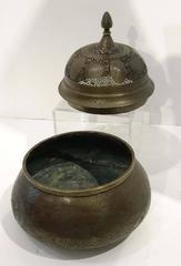 Brûleur d'encens et couvercle Qajar en laiton ajouré, 19ème siècle