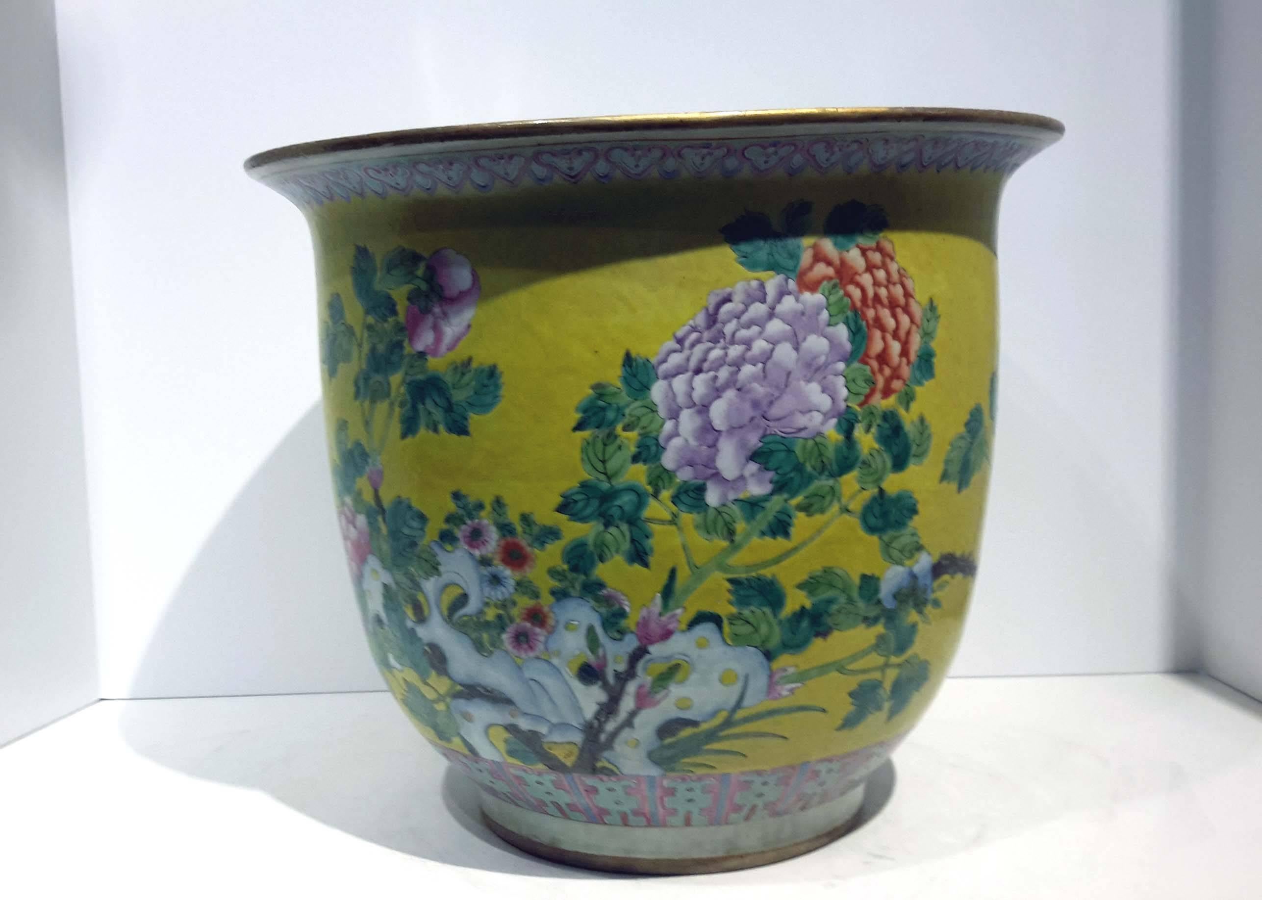 Beautifully hand painted and enameled Chinese porcelain planter. In a beautiful lemon yellow background.Depicting flowers and rocks.
The hole for rinse has been later plugged. In good condition now. There was professional restoration done to the