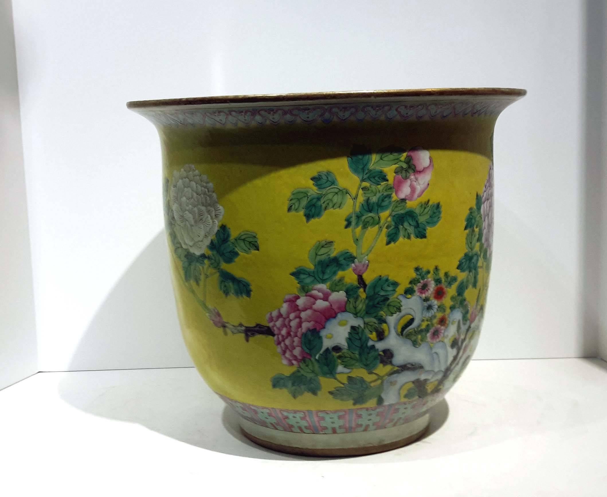 Large Qing Dynasty Chinese Famille Rose Porcelain Planter. 19th Century In Good Condition In New York, NY
