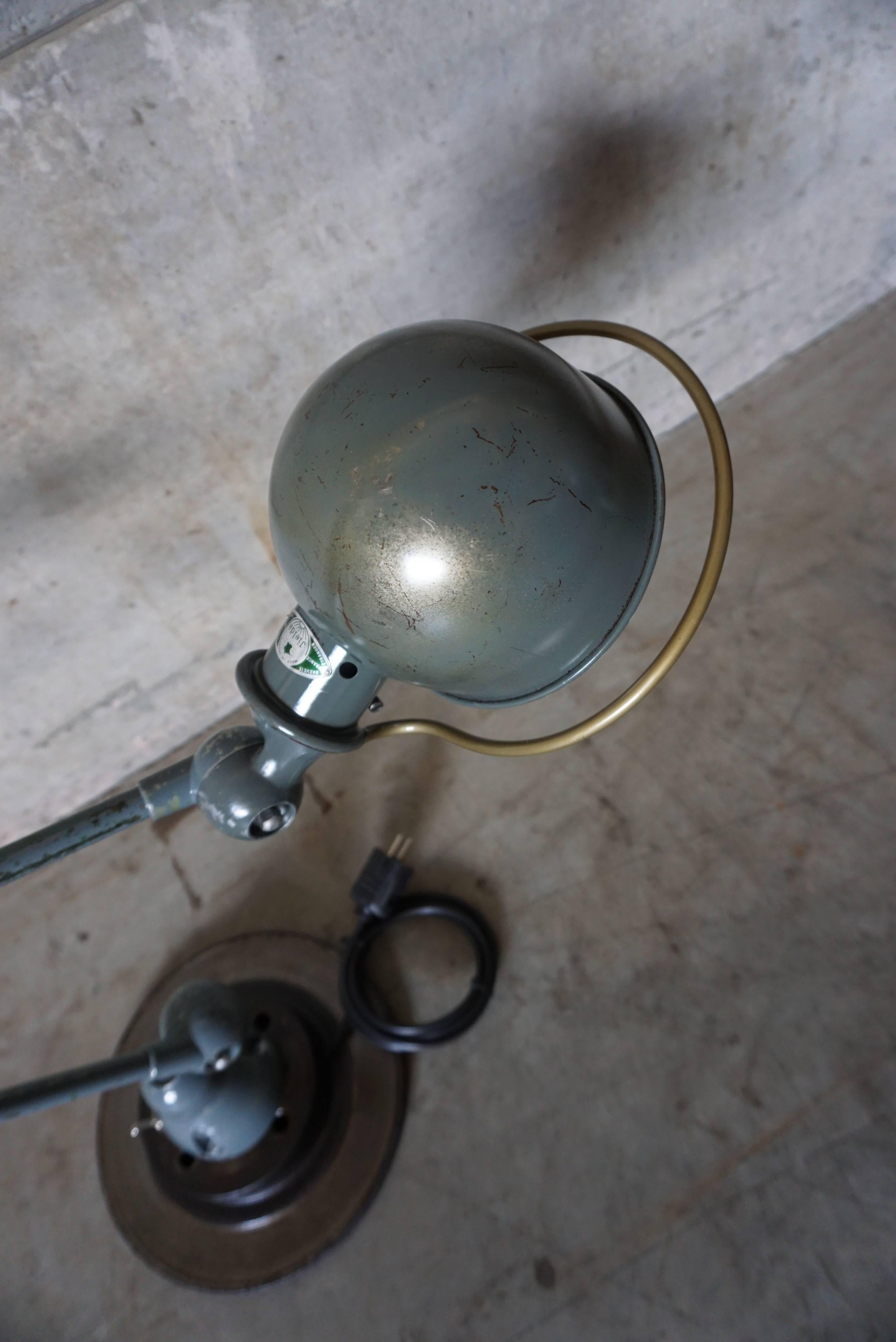 articulated desk lamp