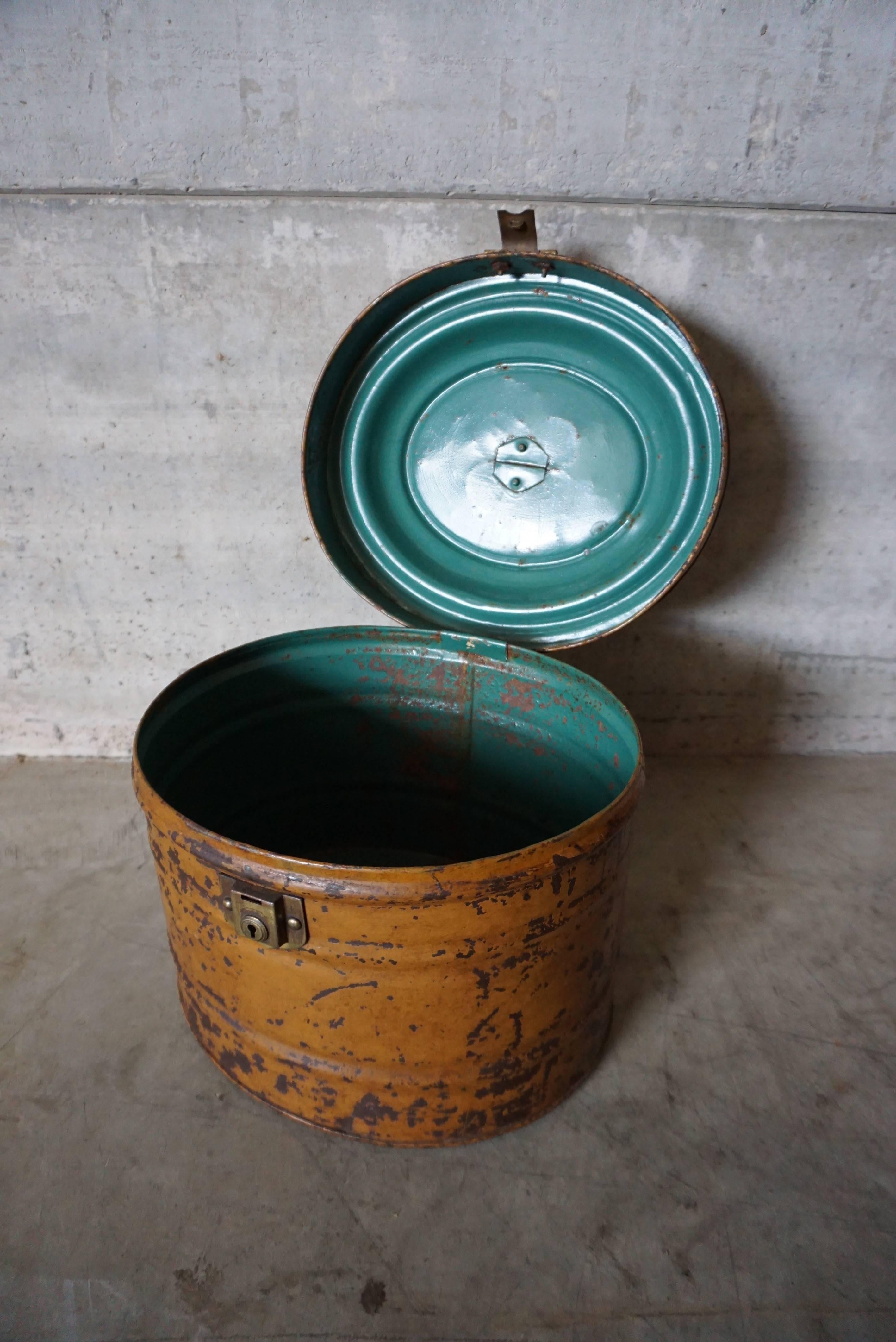 Storage tin with brass elements from the early 20th century. The outside has a nice patinated ochre color while the inside is more aquamarine.