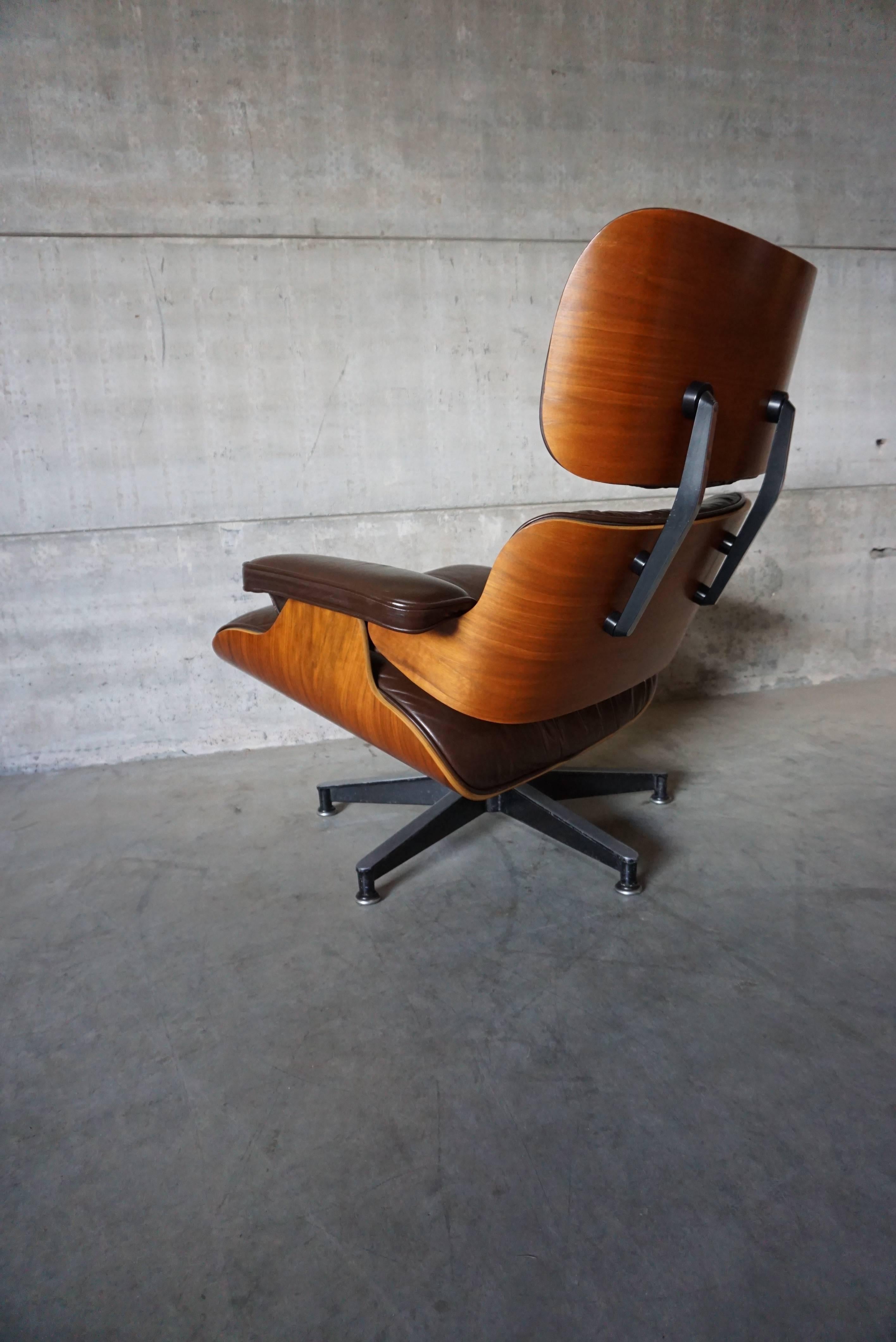 Model 670 Brown Leather Lounge Chair by Charles and Ray Eames for Herman Miller In Good Condition In Nijmegen, NL
