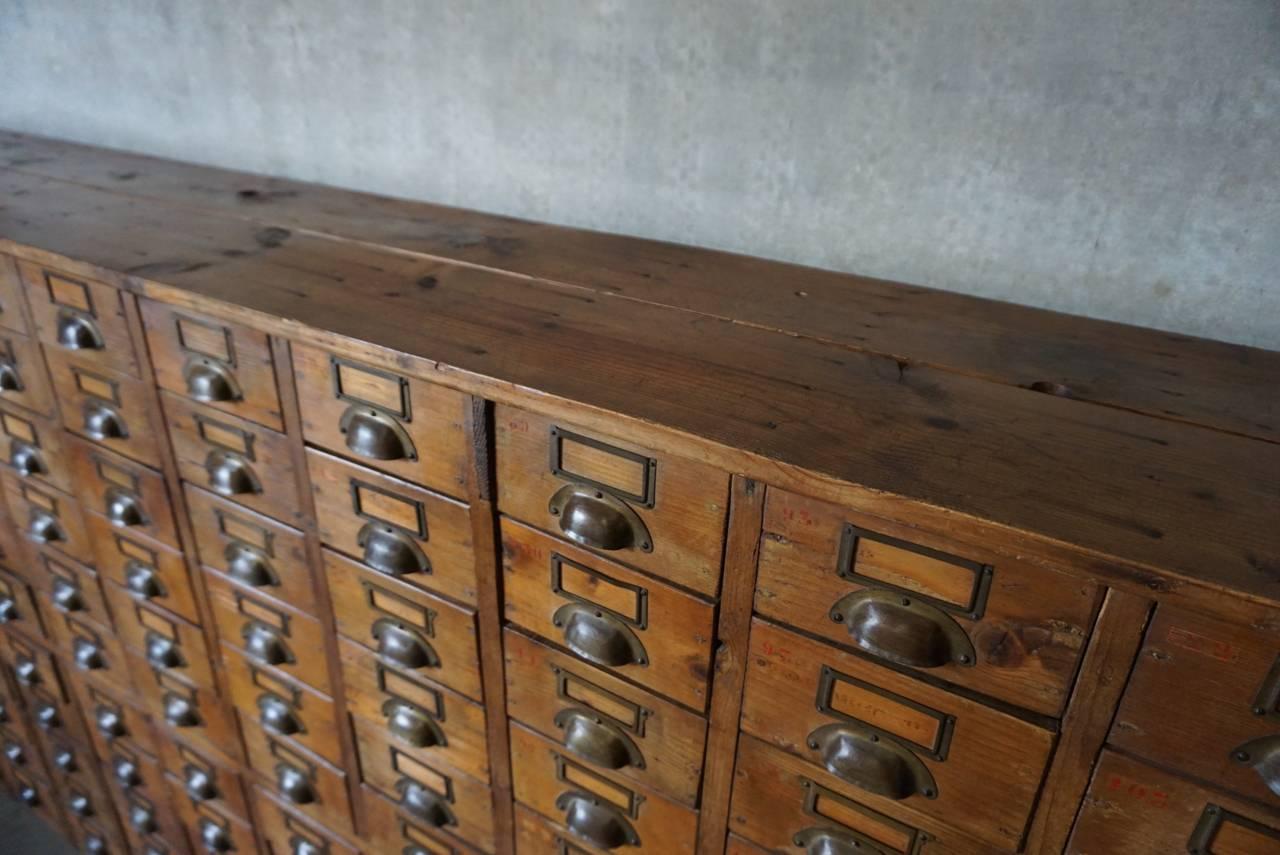 Vintage French Large Pine Apothecary Bank of Drawers In Good Condition In Nijmegen, NL