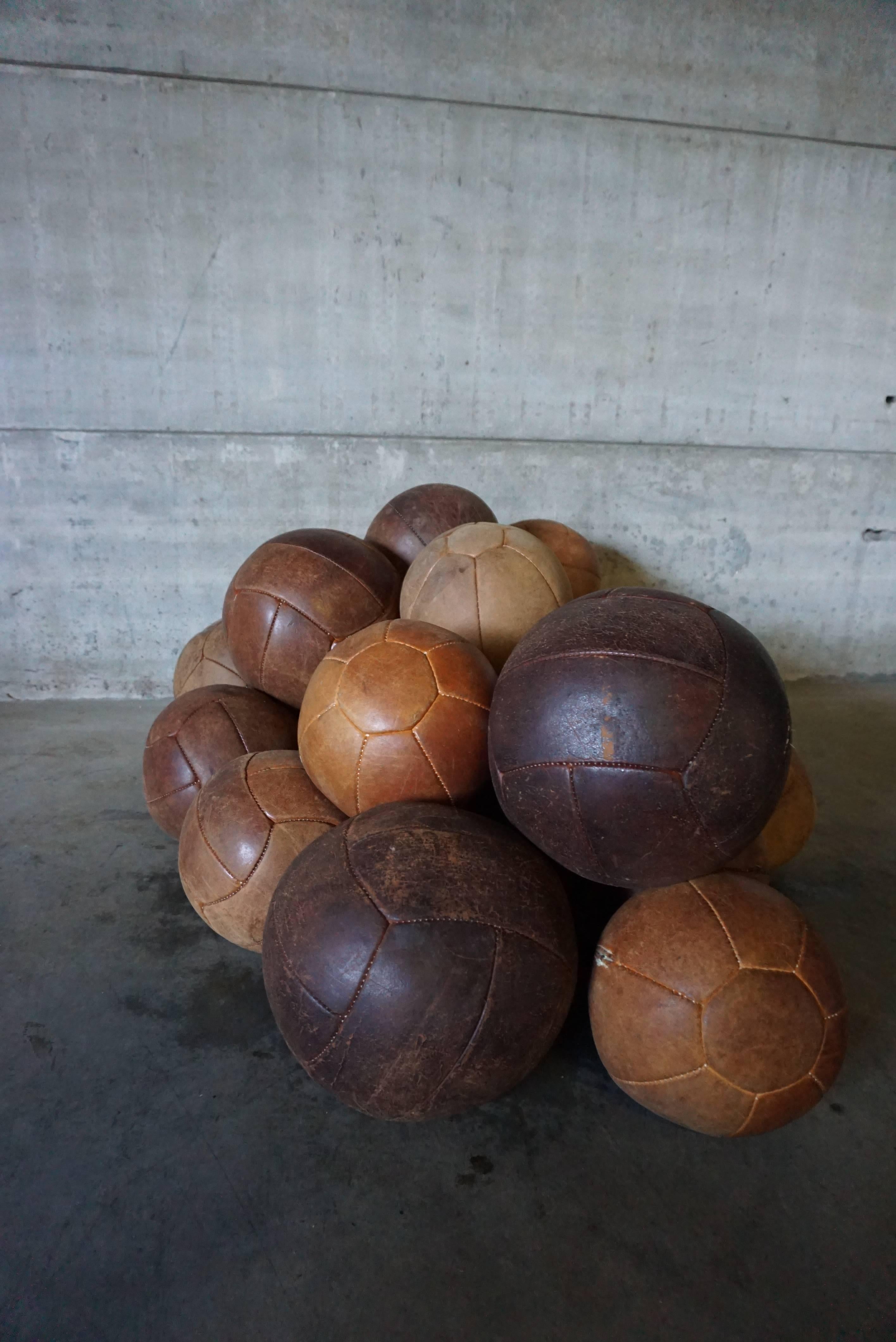 Lot of 25 Vintage Leather Medicine Balls Ball In Good Condition In Nijmegen, NL
