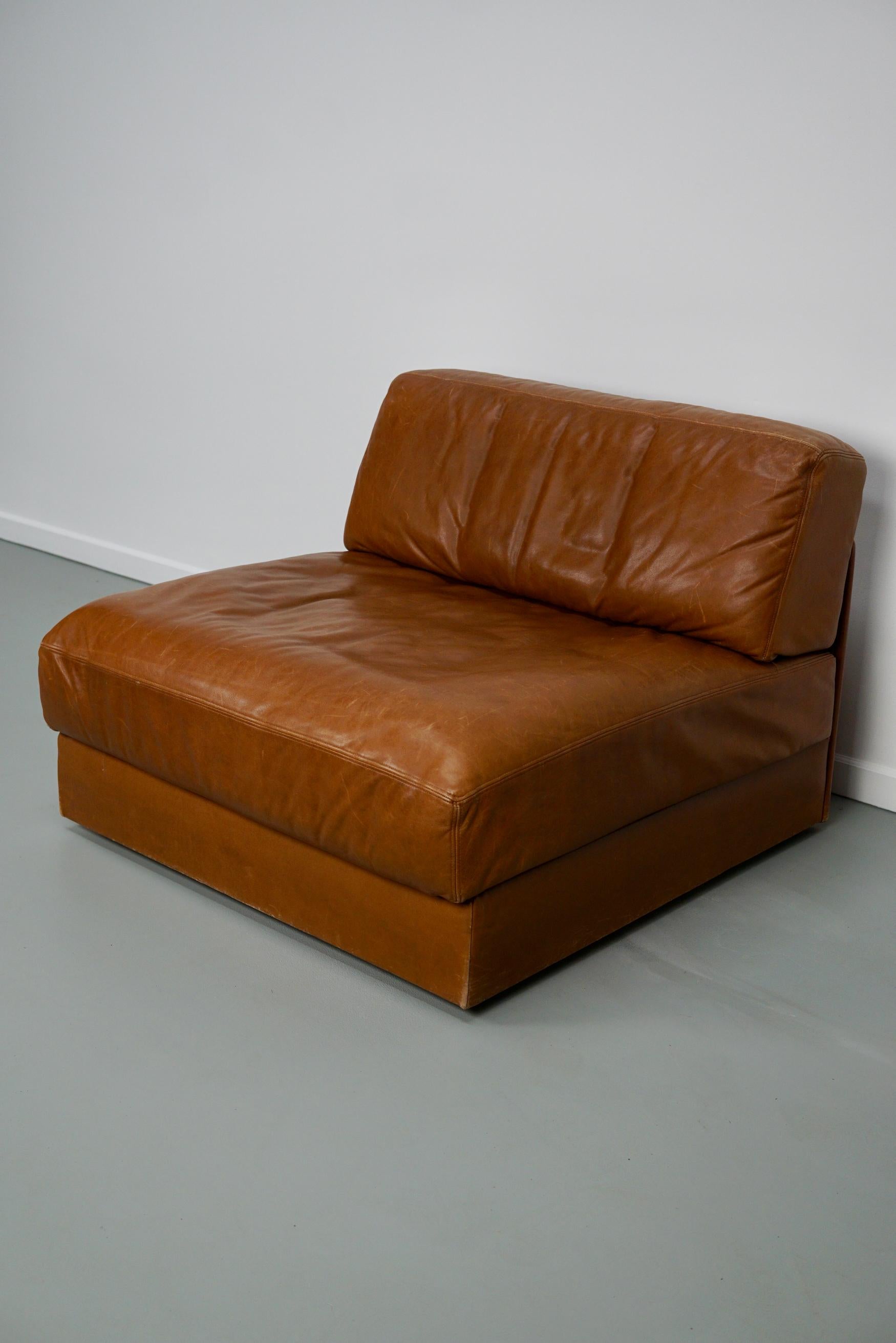 Cette chaise longue en cuir DS-76 a été produite par le célèbre fabricant de meubles suisse De Sede dans les années 1970. Cette chaise longue se transforme en lit. Il reste dans un très bon état vintage avec des signes d'utilisation et d'âge.