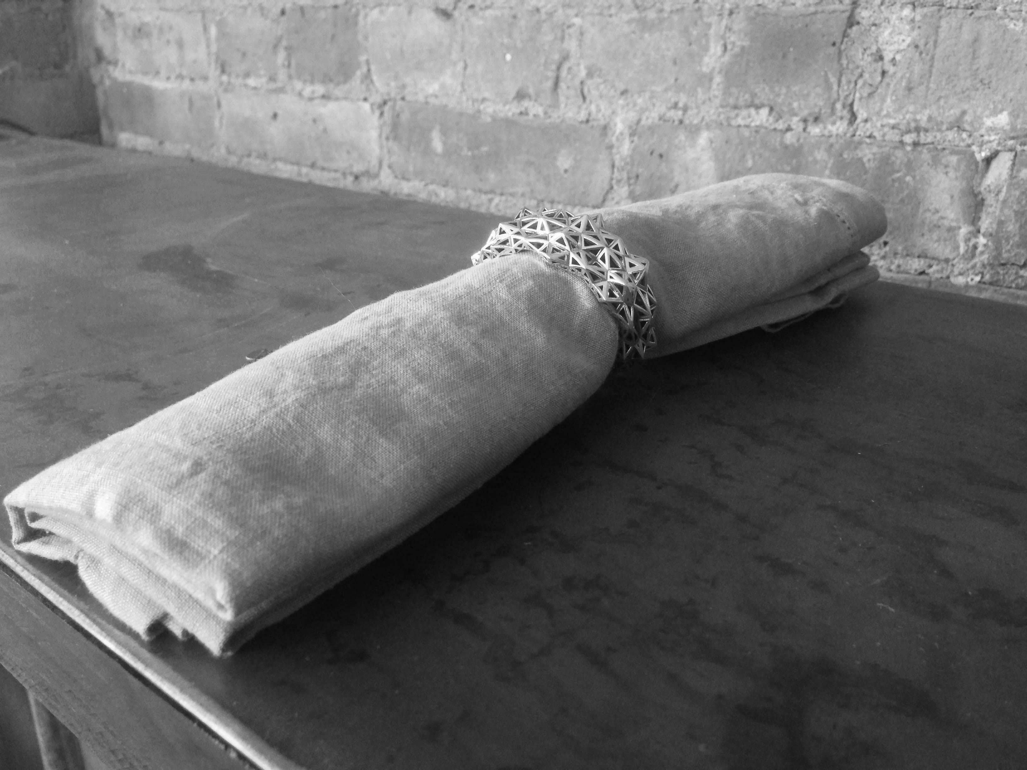 Questo portatovaglioli in argento Sterling è in edizione limitata e realizzato su ordinazione.

Dimensioni: 2,25