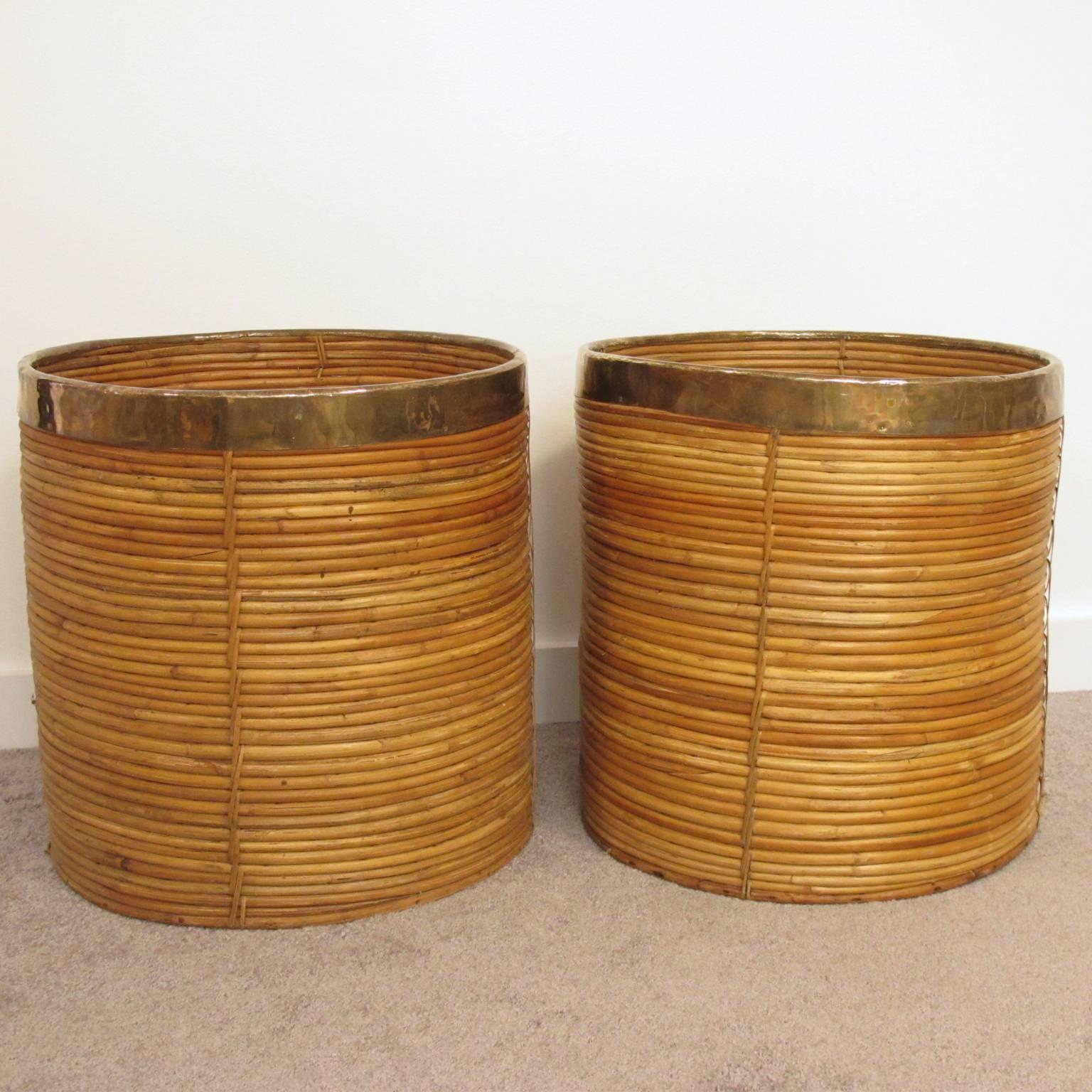 Nice pair of Mid-Century Modern brass and bamboo or rattan large planters. Round shape with gilded brass trim. Made in Italy, circa 1970s and reminiscent of Gabriella Crespi work. Very good vintage condition.

Measurements: 17.94 in. diameter