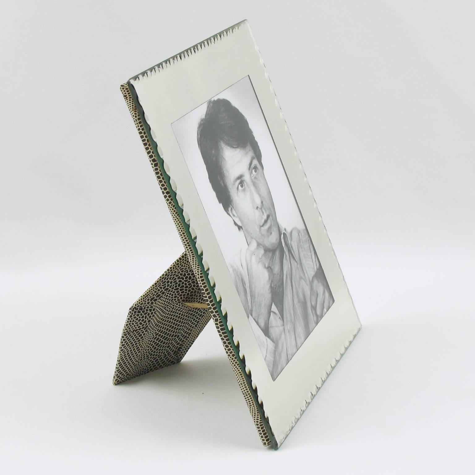 Lovely mirrored picture photo frame with garland beveling all around. France, circa 1940s. Frame can be placed either in portrait or in landscape position. Back in black and white textured pattern paper and easel. Excellent vintage