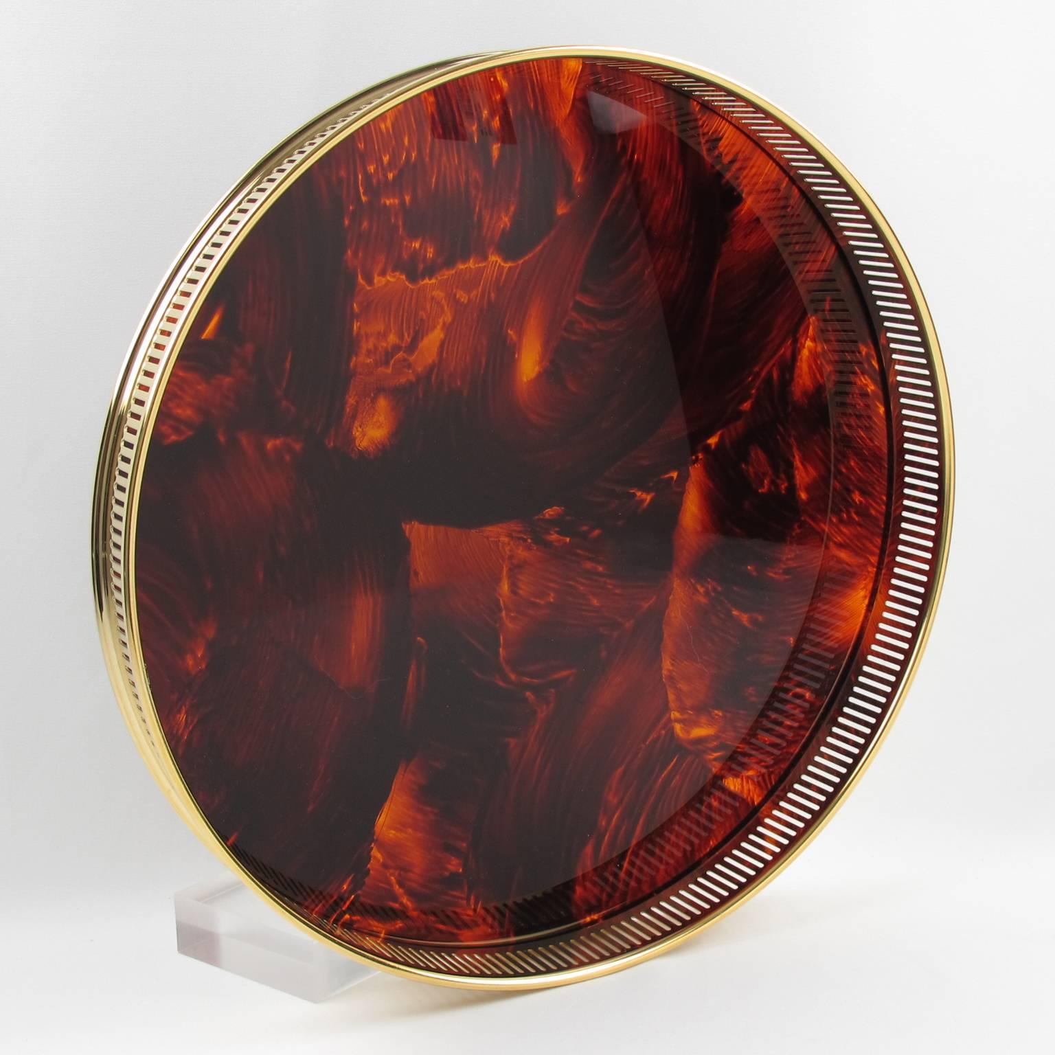 Elegant Mid-Century Modern barware serving tray by Italian designer Rede Guzzini. Large round shape with 24-karat gold-plate gallery and Lucite in tortoiseshell pattern color. Perfect for your next cocktail party. Mint condition and probably never