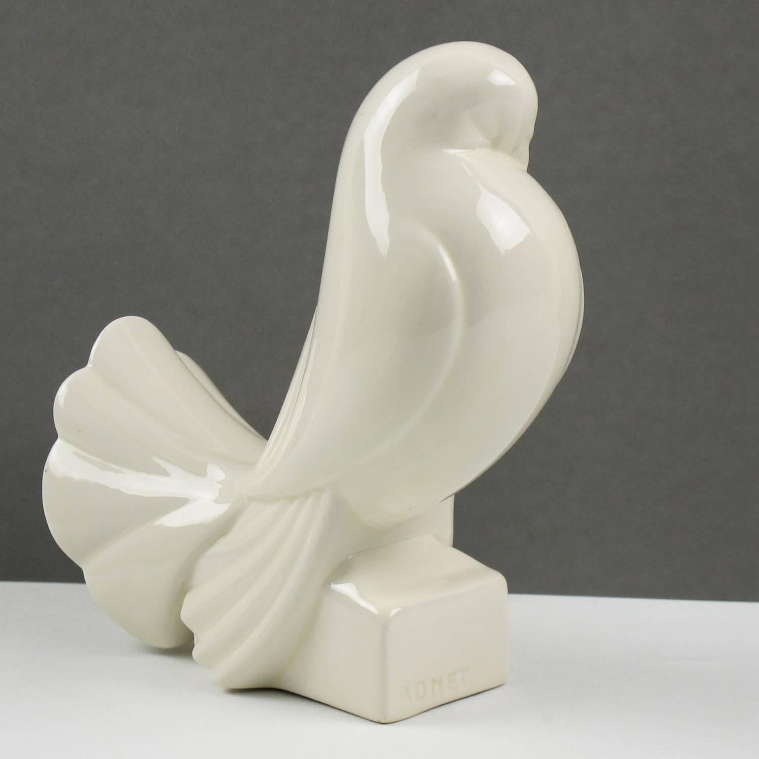 Superb Art Deco bird by Jacques Adnet, France. Iconic off-white colored crackle glaze ceramic or faience sculpture featuring a pigeon or turtledove presented at the 1925 Exposition des Arts Decoratifs et Industriels Modernes in Paris. Marked 