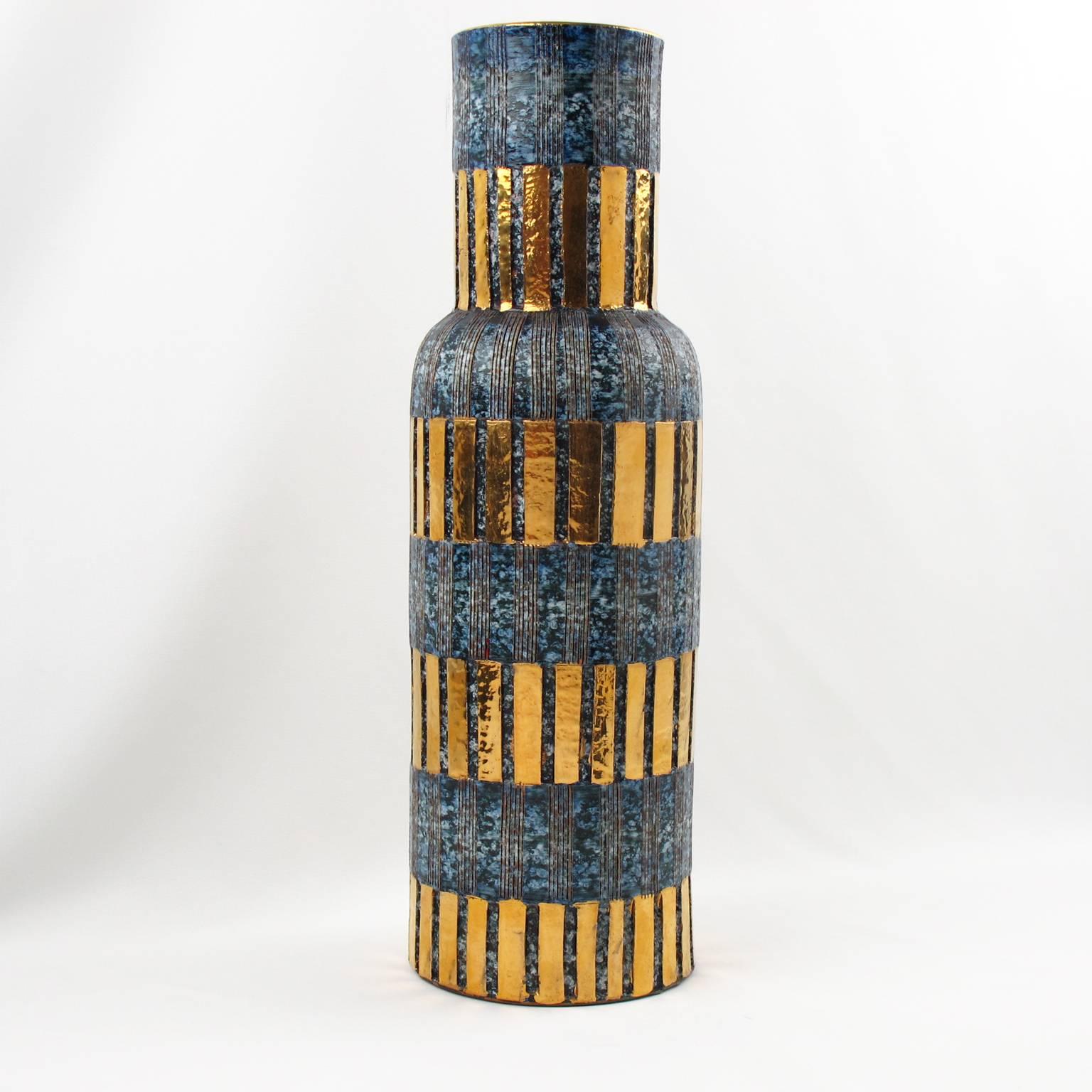 Mid-Century Modern vintage Aldo Londi for Bitossi ceramic seta vase, Italy, circa 1960s. Chunky tall vase with sgraffito sections combined with pattern from the seta collection. Black and blue marble colors and gold glazed bands. Tall tumbler shape