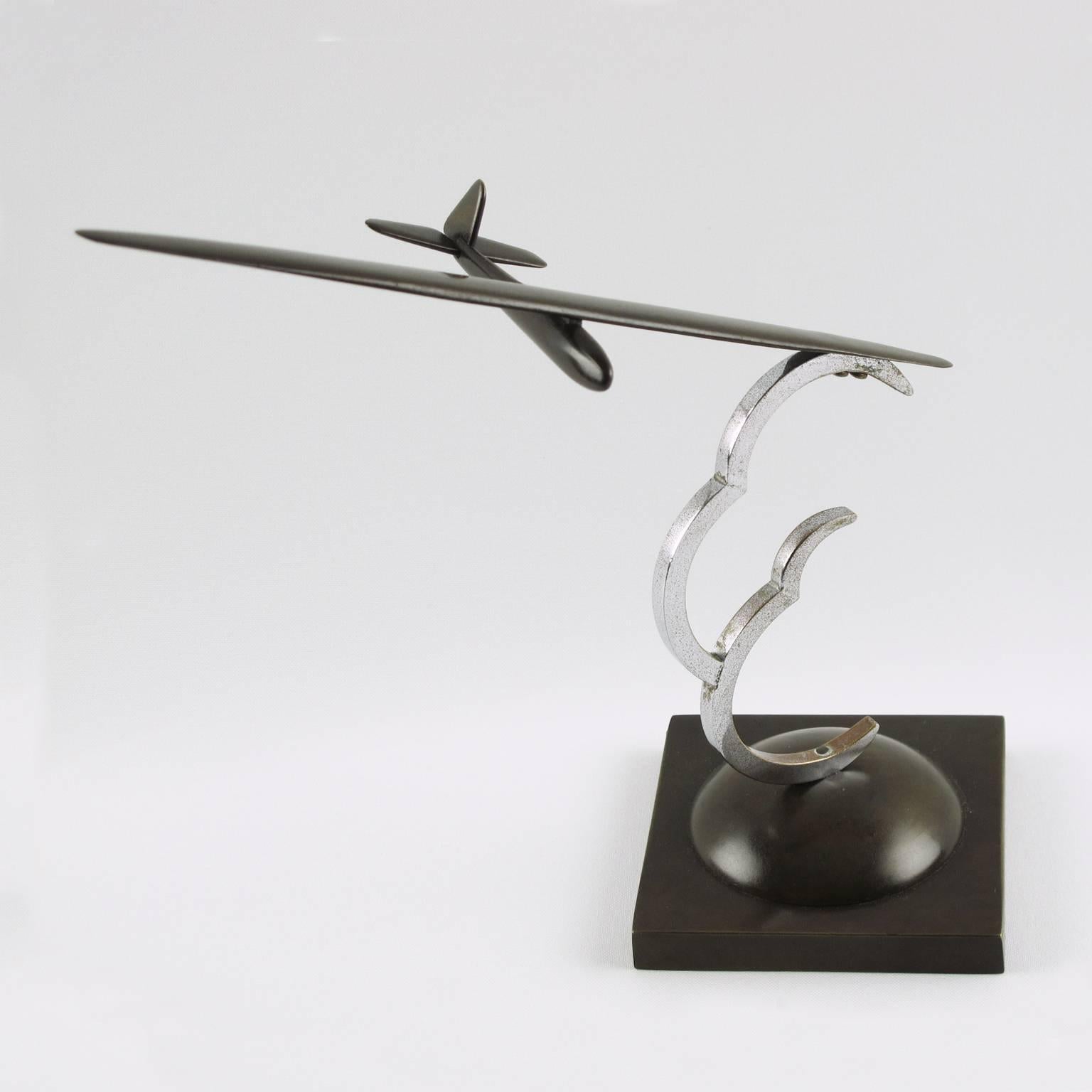Rare vintage Art Deco elegant sculpture model featuring a bronze gilder. Square geometric bronze base, chrome plated holder figuring sort of stylized clouds. Circa 1930's, no visible signature.

Measurements: sculpture total height is 8.75 inch.