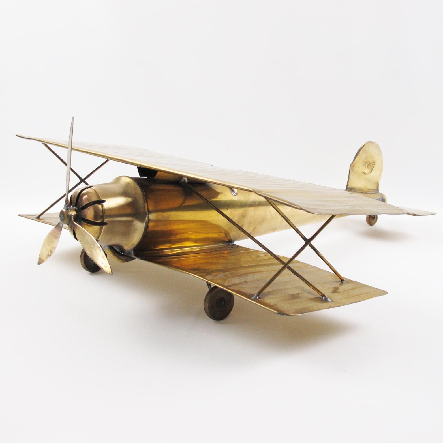 Entrez dans l'histoire avec cette époustouflante maquette de biplan de l'époque de la Première Guerre mondiale, fabriquée à la main en France vers 1950. Véritable chef-d'œuvre d'artisanat, cet avion en laiton à grande échelle présente des détails