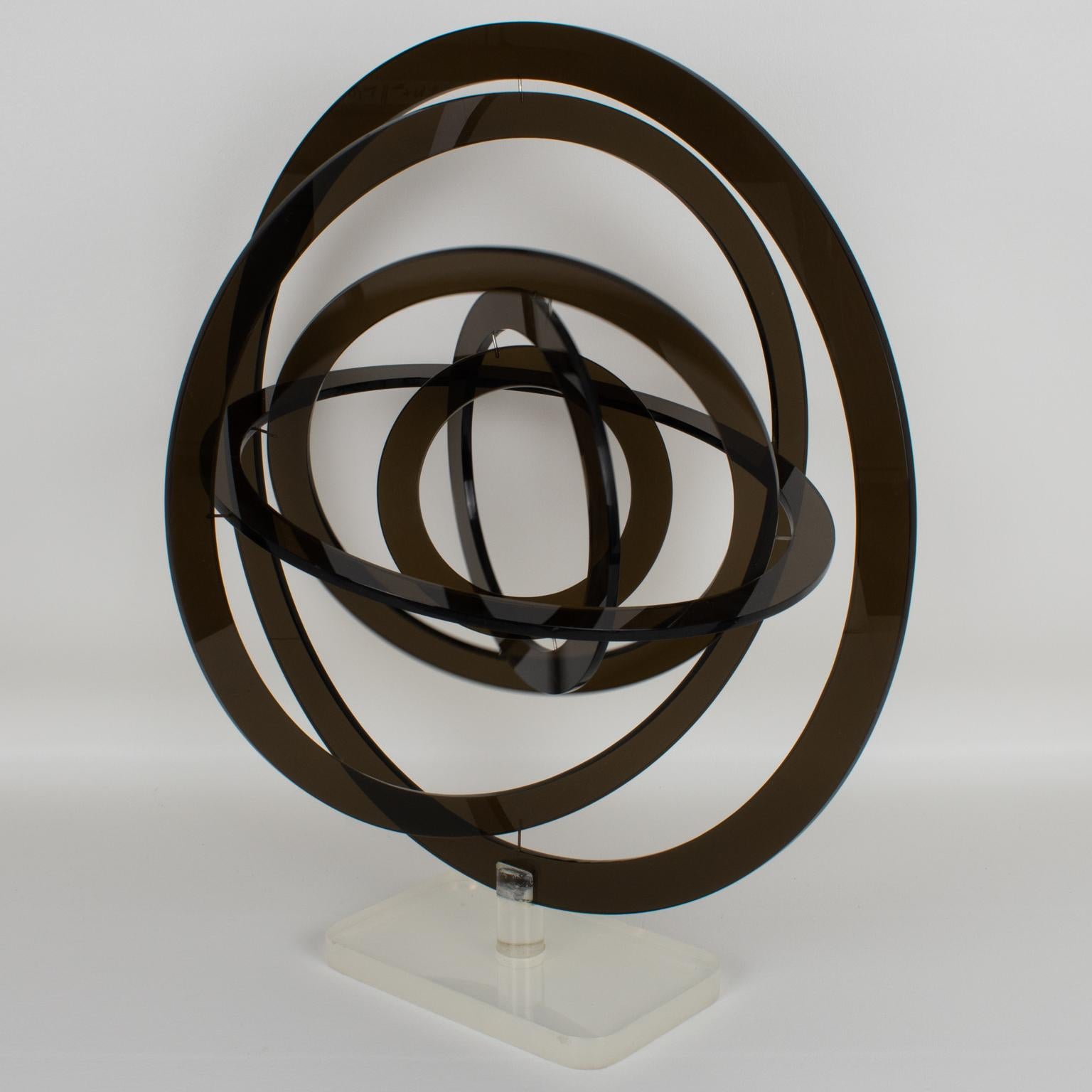 Mid-Century moderno Astrolabio modernista in lucite grigia, scultura cinetica dell'orbita celeste, circa 1970 in vendita