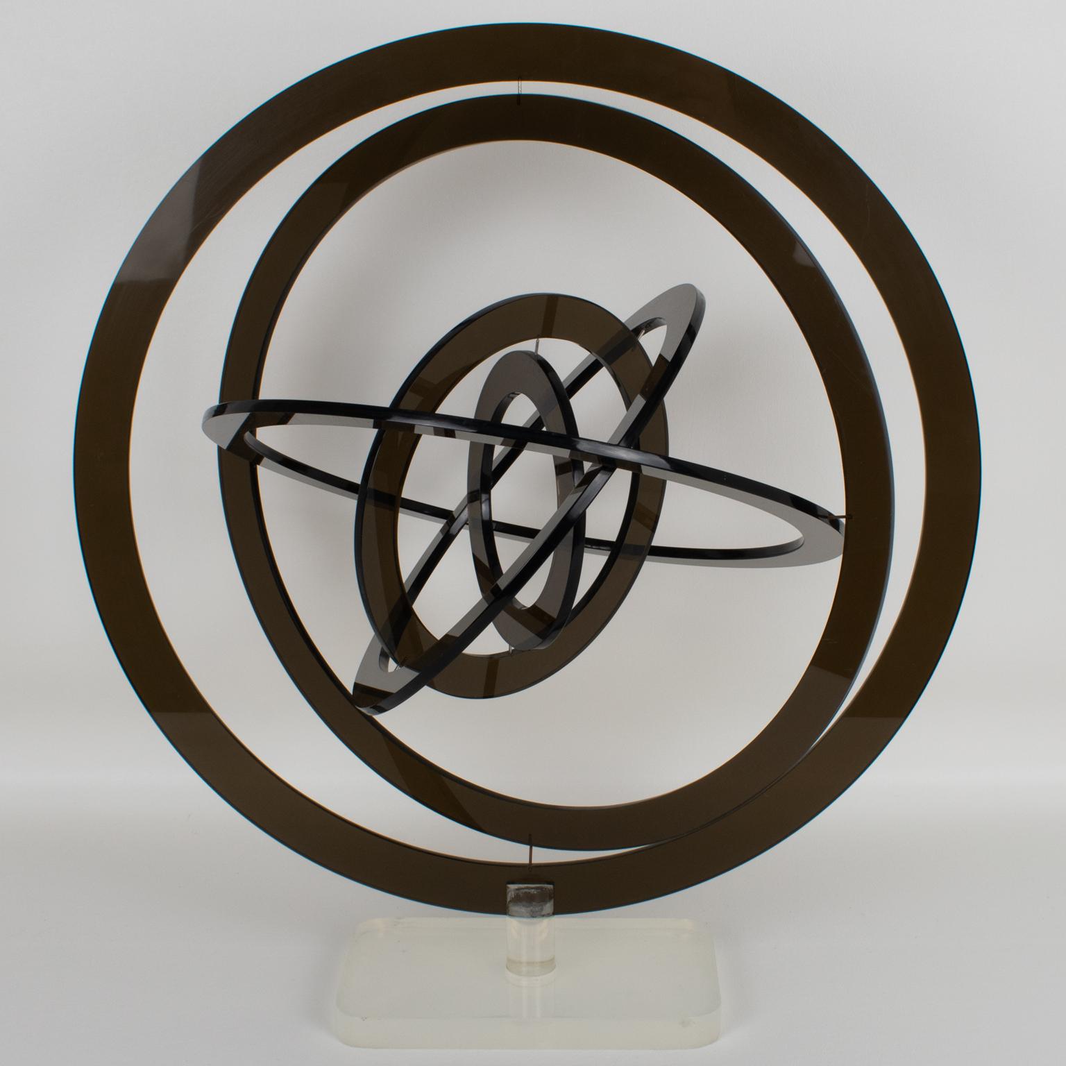Questo splendido astrolabio rotante è una splendida scultura cinetica. Il raro pezzo dell'orbita celeste è stato realizzato in Italia intorno al 1970. I sei cerchi sono realizzati in lucite acrilica di colore grigio fumo e poggiano su una base
