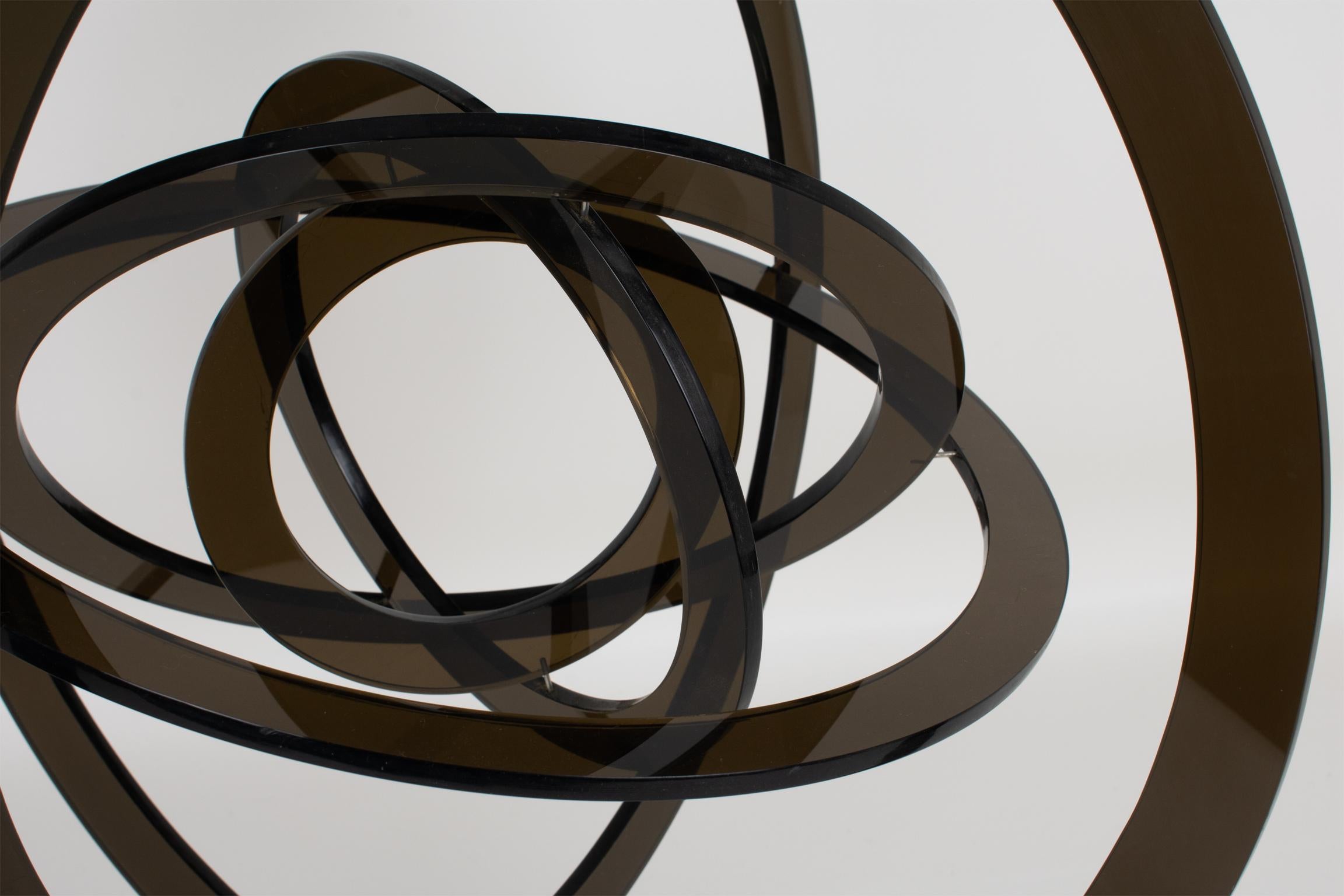 Acrilico Astrolabio modernista in lucite grigia, scultura cinetica dell'orbita celeste, circa 1970 in vendita
