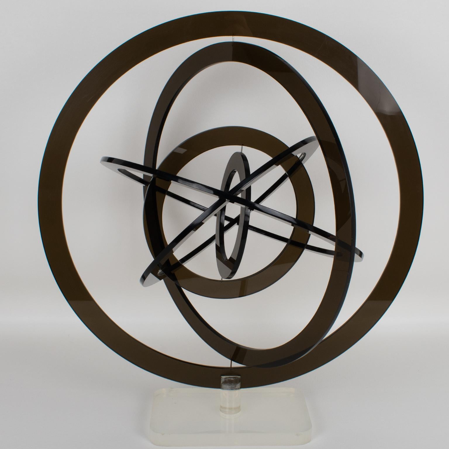 Italiano Astrolabio modernista in lucite grigia, scultura cinetica dell'orbita celeste, circa 1970 in vendita