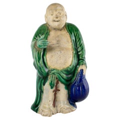 Sculpture représentant Budai, en faïence de Shiwan, datant du début du XXe siècle, avec émail polychrome