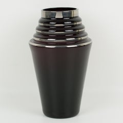 Jarrón Art Decó de cristal negro con decoración plateada superpuesta, Francia Años 30