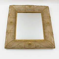 Specchio da parete in rete metallica dorata con decorazioni floreali, circa 1950