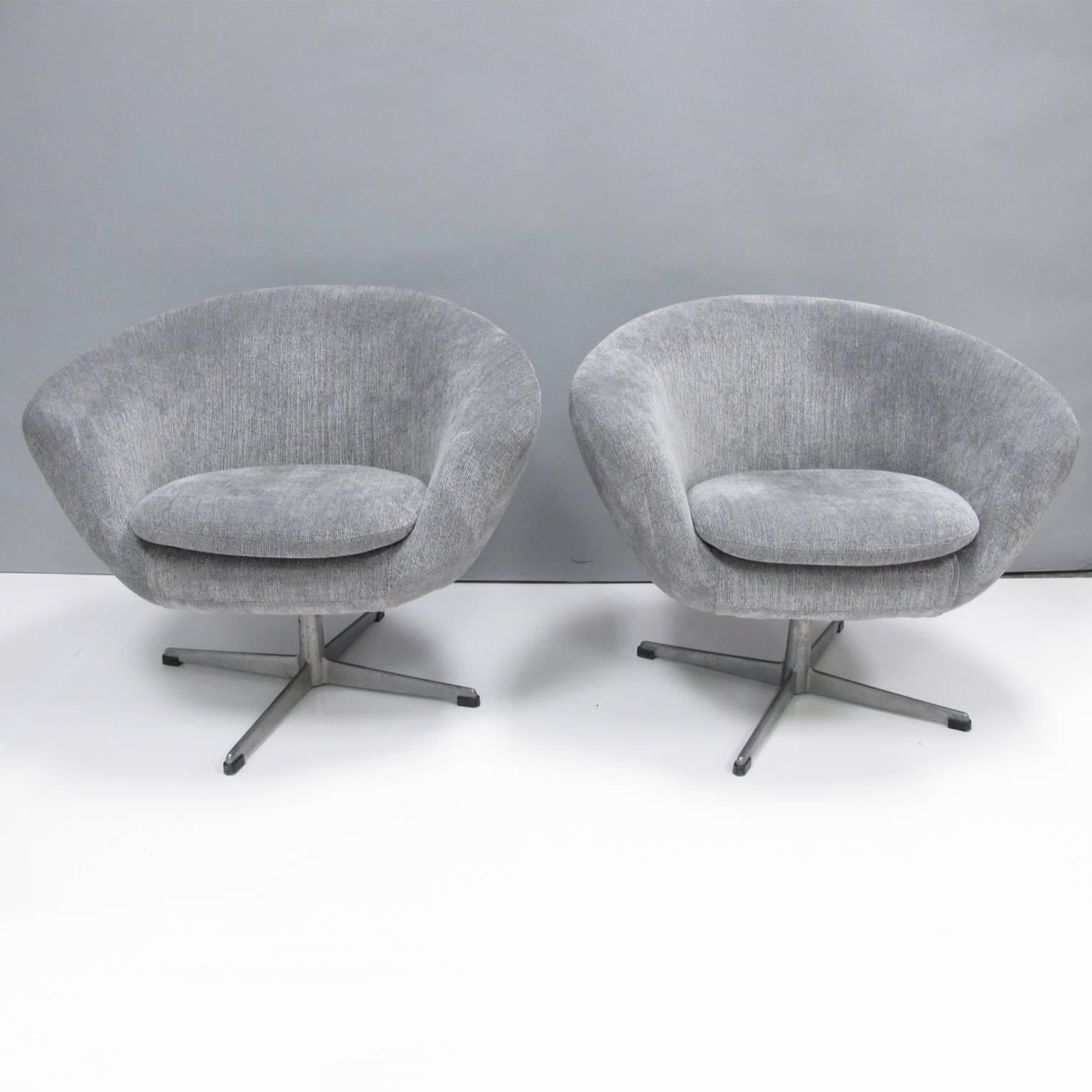 Swedish Pair of Mid-Century Modern Overman Sweden Pod Swivel Lounge Chairs Armchairs