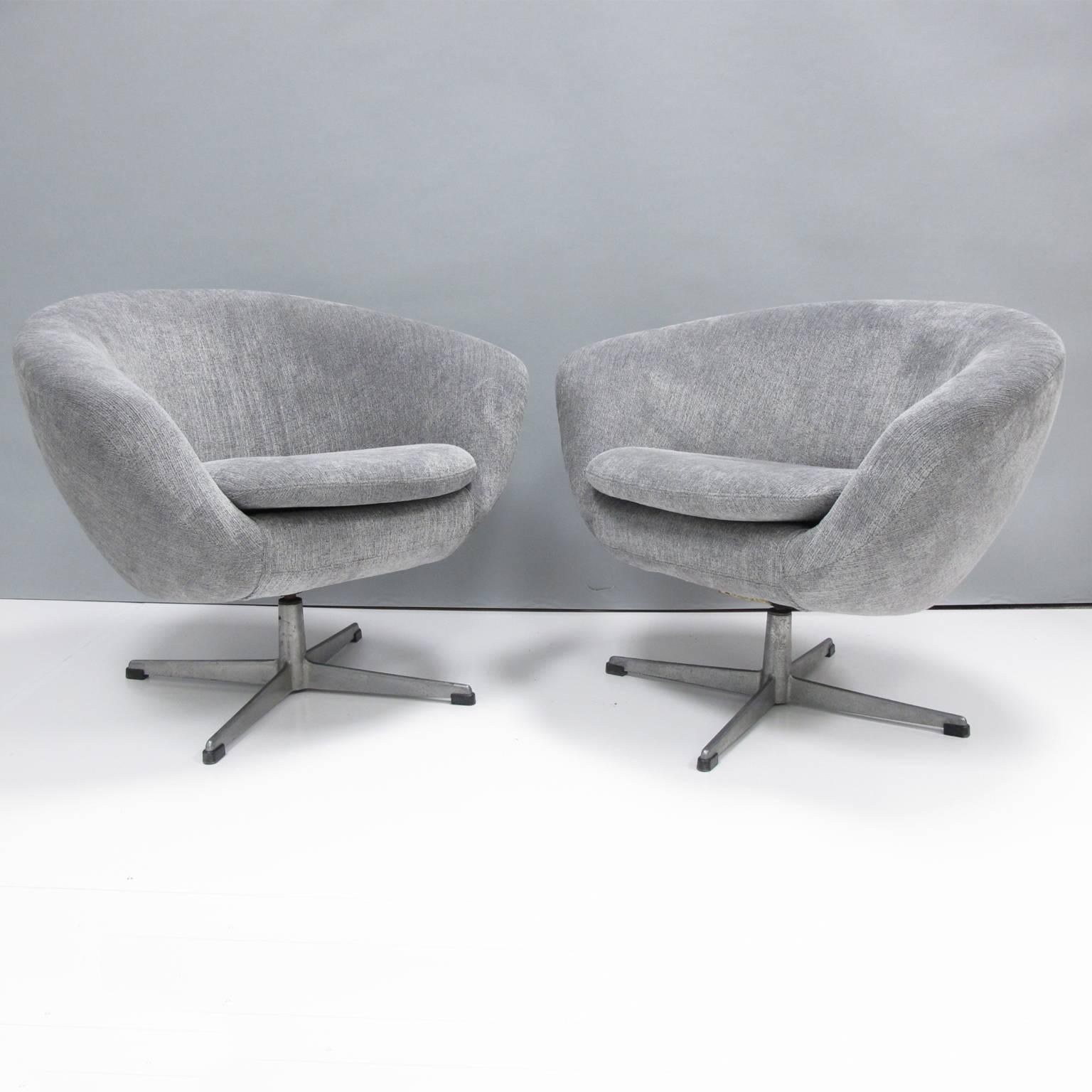 Pair of Mid-Century Modern Overman Sweden Pod Swivel Lounge Chairs Armchairs In Excellent Condition In Atlanta, GA