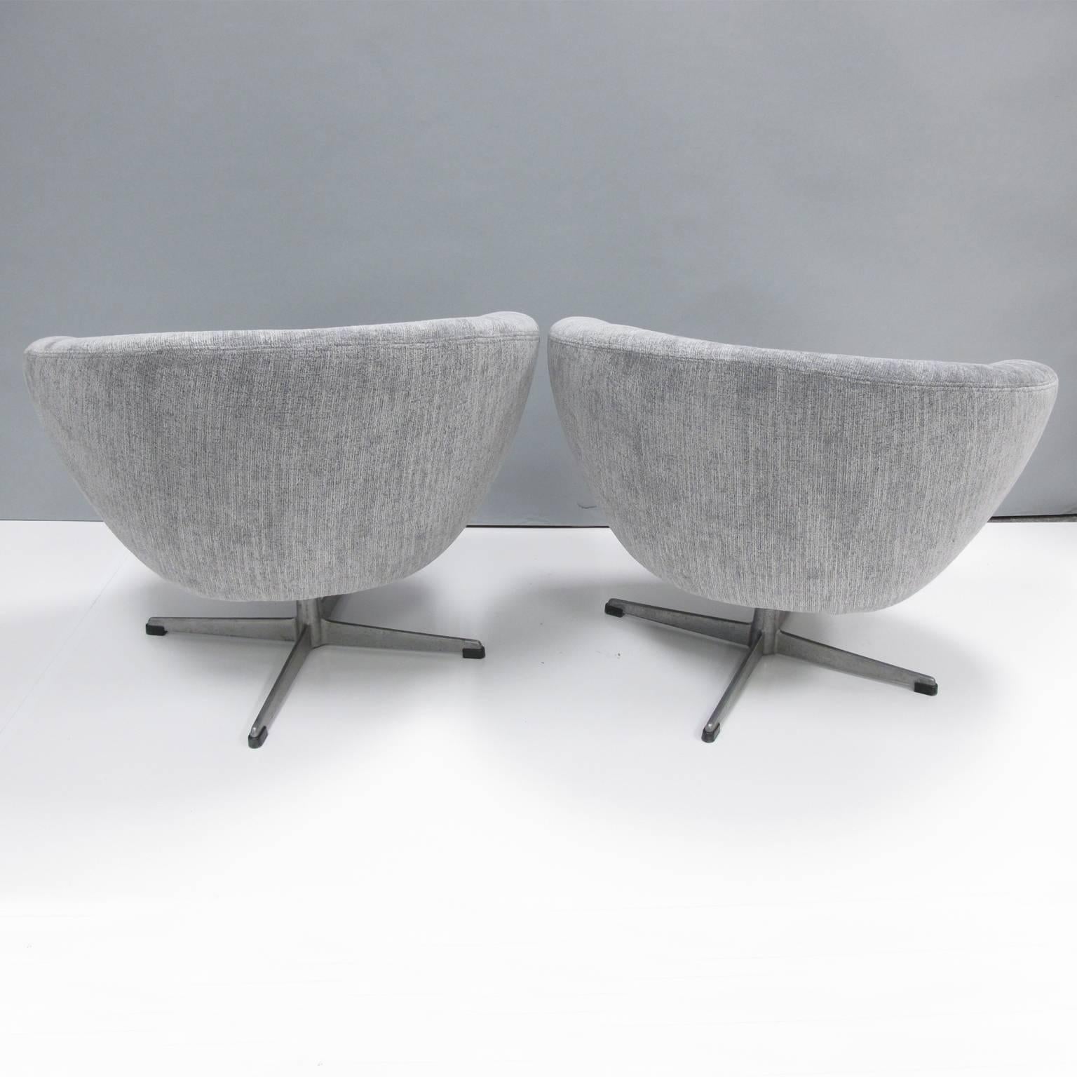 Mid-20th Century Pair of Mid-Century Modern Overman Sweden Pod Swivel Lounge Chairs Armchairs